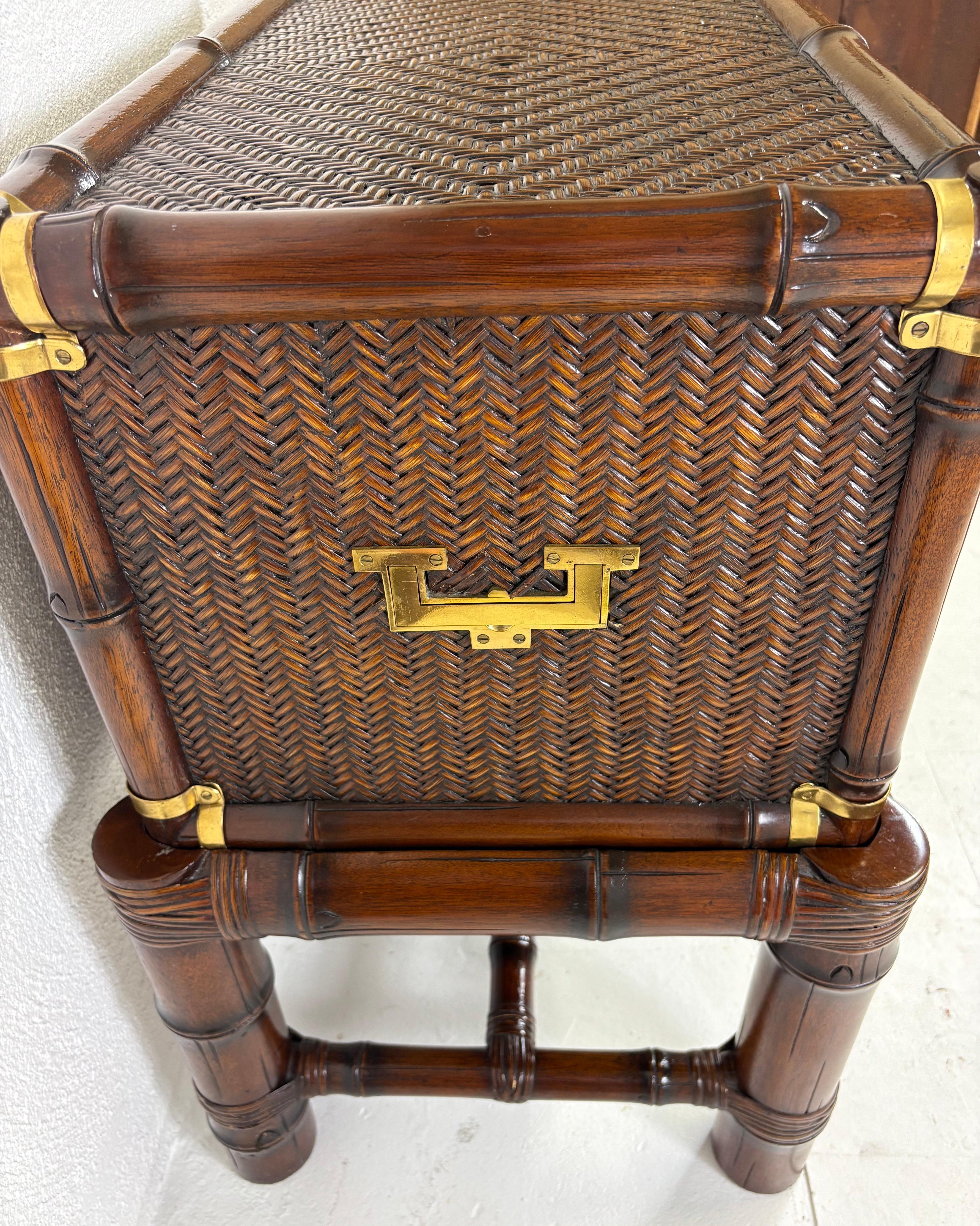 Cassapanca in stile coloniale British Colonial in rattan e ottone con piedistallo in vendita 4