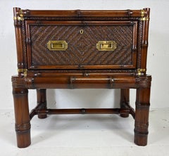 Cassapanca in stile coloniale British Colonial in rattan e ottone con piedistallo