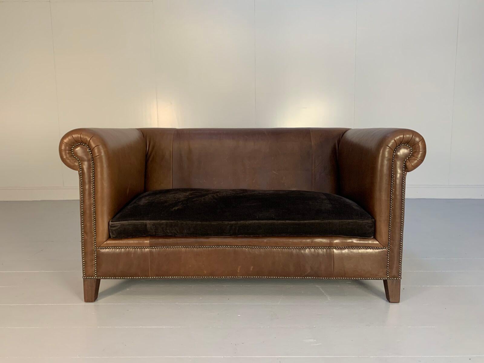 Bei dieser Gelegenheit bietet sich die seltene Gelegenheit, ein hervorragendes, hübsches Ralph Lauren Chesterfield-Sofa mit 2,5 Sitzplätzen zu erwerben, das mit einem sensationell raffinierten, eleganten und luxuriösen, leicht gealterten,