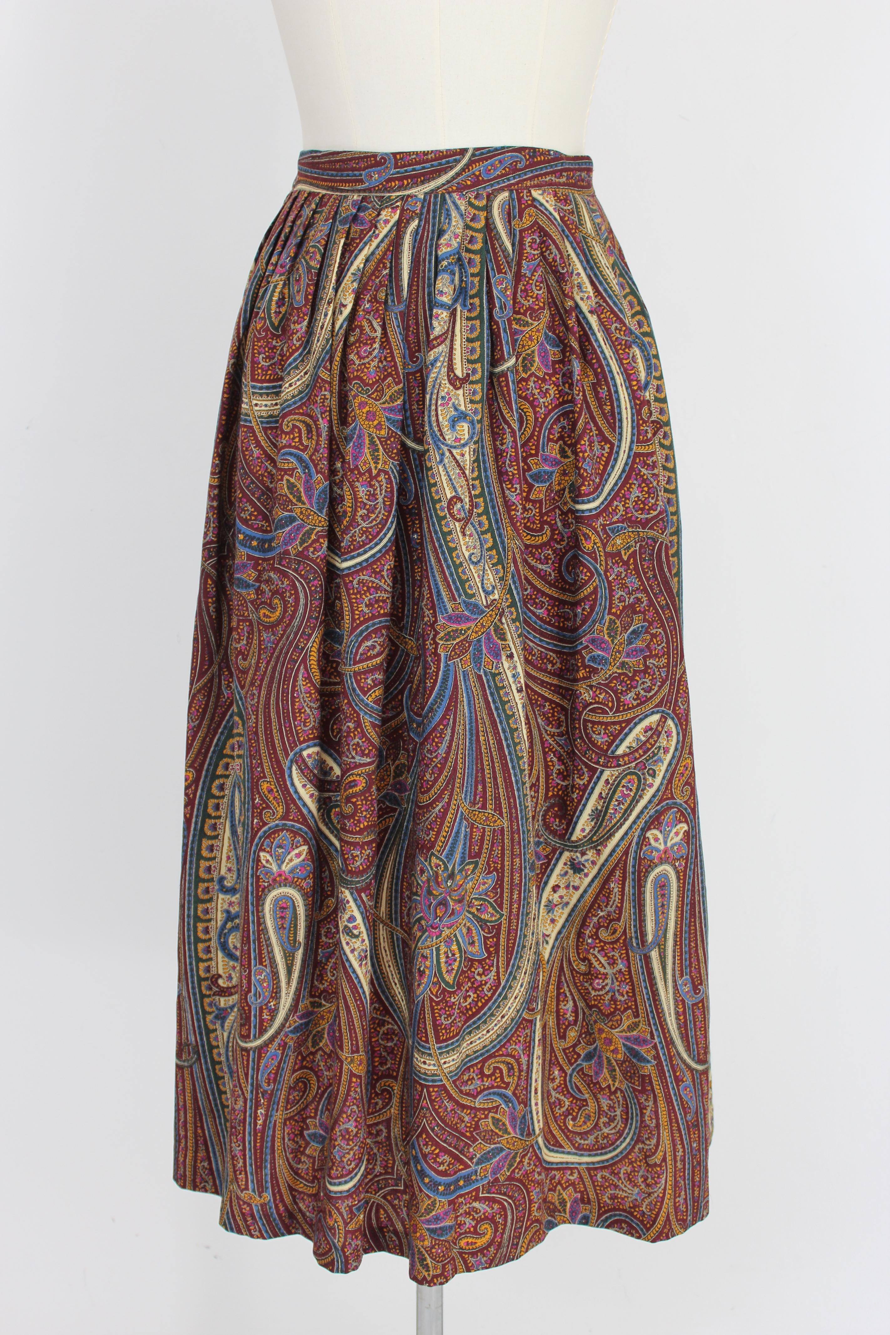 Ralph Lauren 90s vintage skirt. Long maxi skirt, brown and beige with paisley designs. Double button closure at the waist, two pockets on the sides. 100% wool fabric. Made in Itay.

Condition: Excellent

This item has been used a few times but