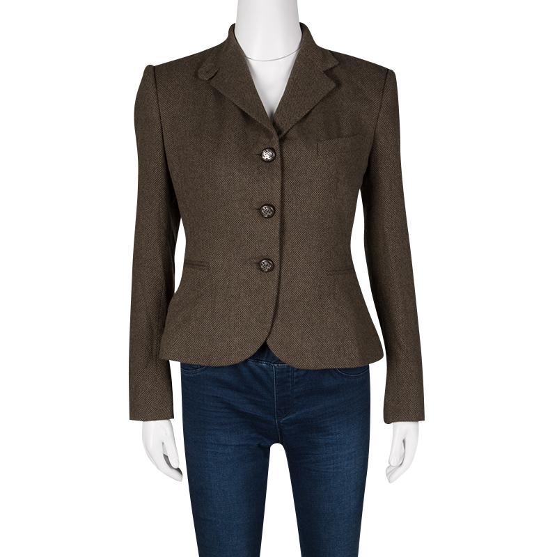 This Ralph Lauren Blazer is tailored in 100% cashmere with silk lining and flaunts an impeccable formal style. The blazer comes with a buttoned closure, two front pockets and one on the chest. The long sleeves and perfect fitting of this blazer