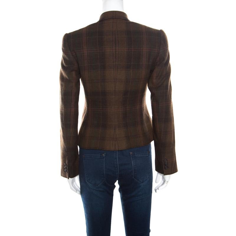 Nothing gives you a better style than a well-tailored blazer. This Edmund blazer by Ralph Lauren is a classic creation meant to elevate your formal look. Cut from brown cashmere, it is adorned with a classic tartan plaid pattern that adds to its