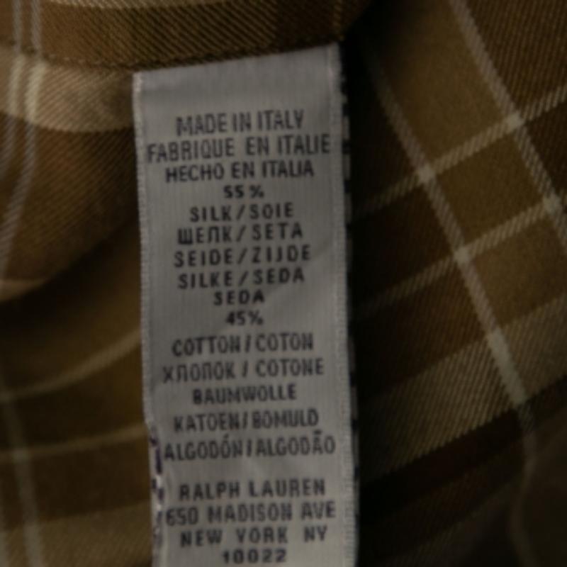 Las camisas son una parte indispensable del vestuario, así que Ralph Lauren te trae una creación tan versátil como cómoda. Está confeccionado en algodón de color marrón con cuadros por todas partes. La camisa tiene botones delanteros, cuello clásico