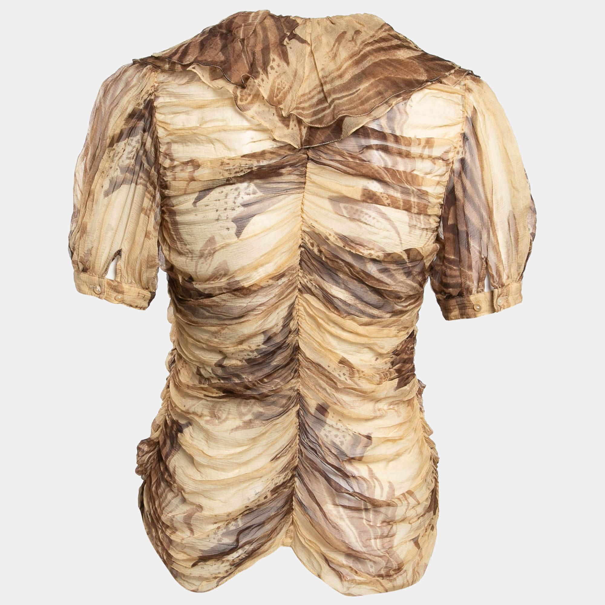 Find great style and comfort while wearing this designer blouse. Tailored using the best fabric the creation has been given immense detail. Style it with trousers and heels.