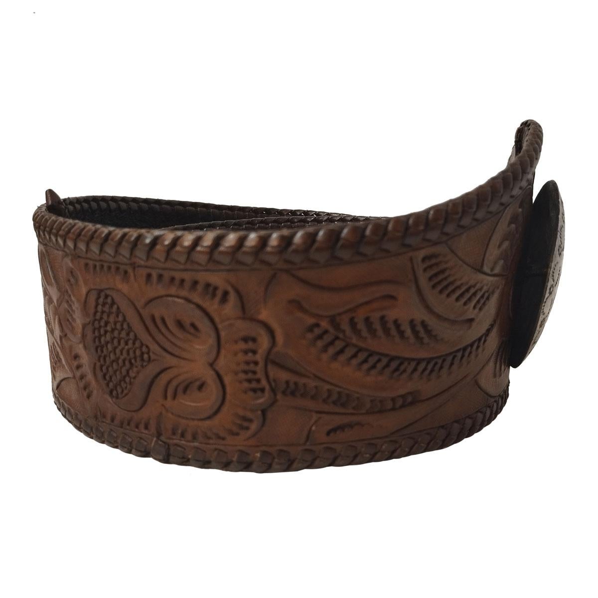 Worked leather
Brown color
Floral pattern
Round metal element
Maximum height cm 9 (3,54 inches)
Total length cm 104 (40,9 inches)
Worldwide express shipping included in the price !