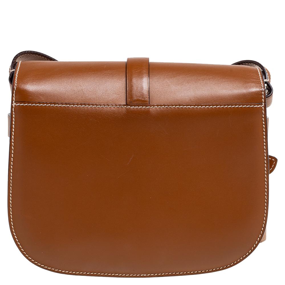 This Equestrian Stirrup shoulder bag from Ralph Lauren is a must-have creation. It is designed using brown leather on the exterior. It comes with an adjustable 56 cm shoulder strap, silver-toned hardware, and a fabric-lined interior. Add this bag to