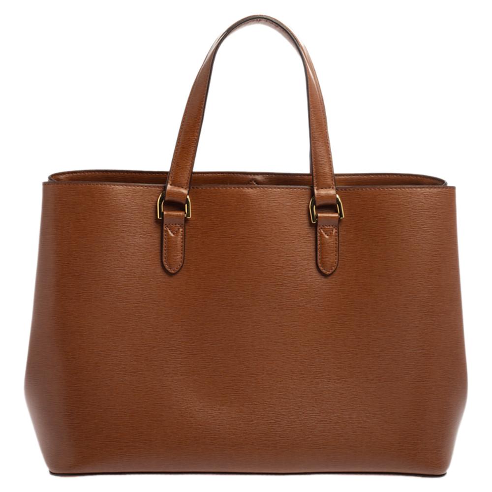 Verleihen Sie Ihren Alltagslooks mit dieser umwerfenden Ralph Lauren-Tasche mühelosen Stil und Luxus. Die aus braunem Leder gefertigte Tasche bietet in ihrem geräumigen Inneren Platz für alles:: was Sie tagsüber oder für die Arbeit brauchen. Die