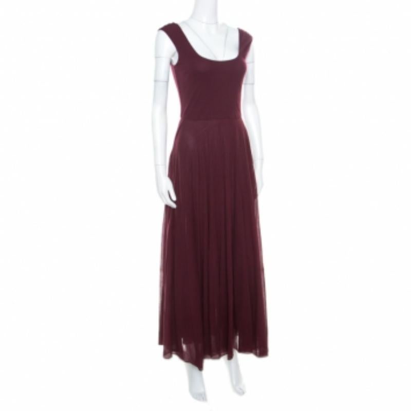 La recherche de la robe longue se termine enfin avec cette magnifique robe de Ralph Lauren ! Cette création sans manches de couleur bordeaux est confectionnée en coton mélangé et présente une silhouette ajustée et évasée. Il présente une encolure