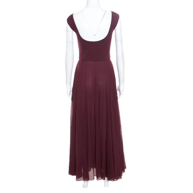 The search for the maxi dress finally ends with this gorgeous number from Ralph Lauren! The sleeveless burgundy creation is made of a cotton blend and features a fit and flare silhouette. It flaunts a scooped neckline and pleats below the waist.
