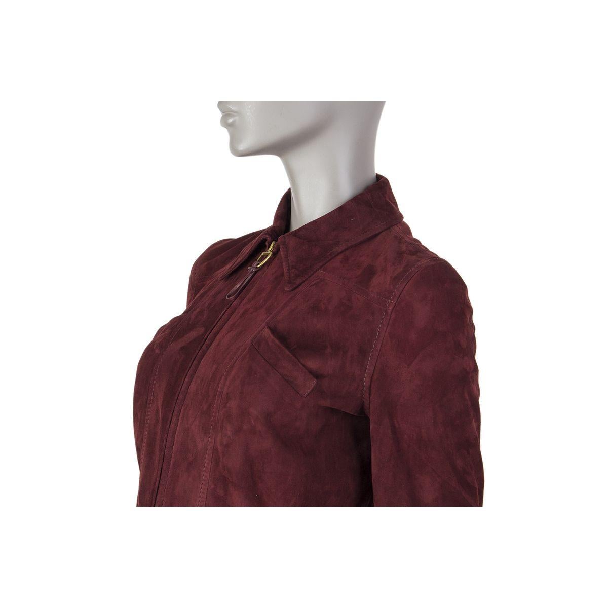 100% authentic Ralph Lauren zipper jacket in burgundy lambskin suede (100%) with a flat collar, four slit pockets on the front and a leather belt around the waist. Closes with two-way zipper. Lined in black viscose (100%). Has been worn and is in