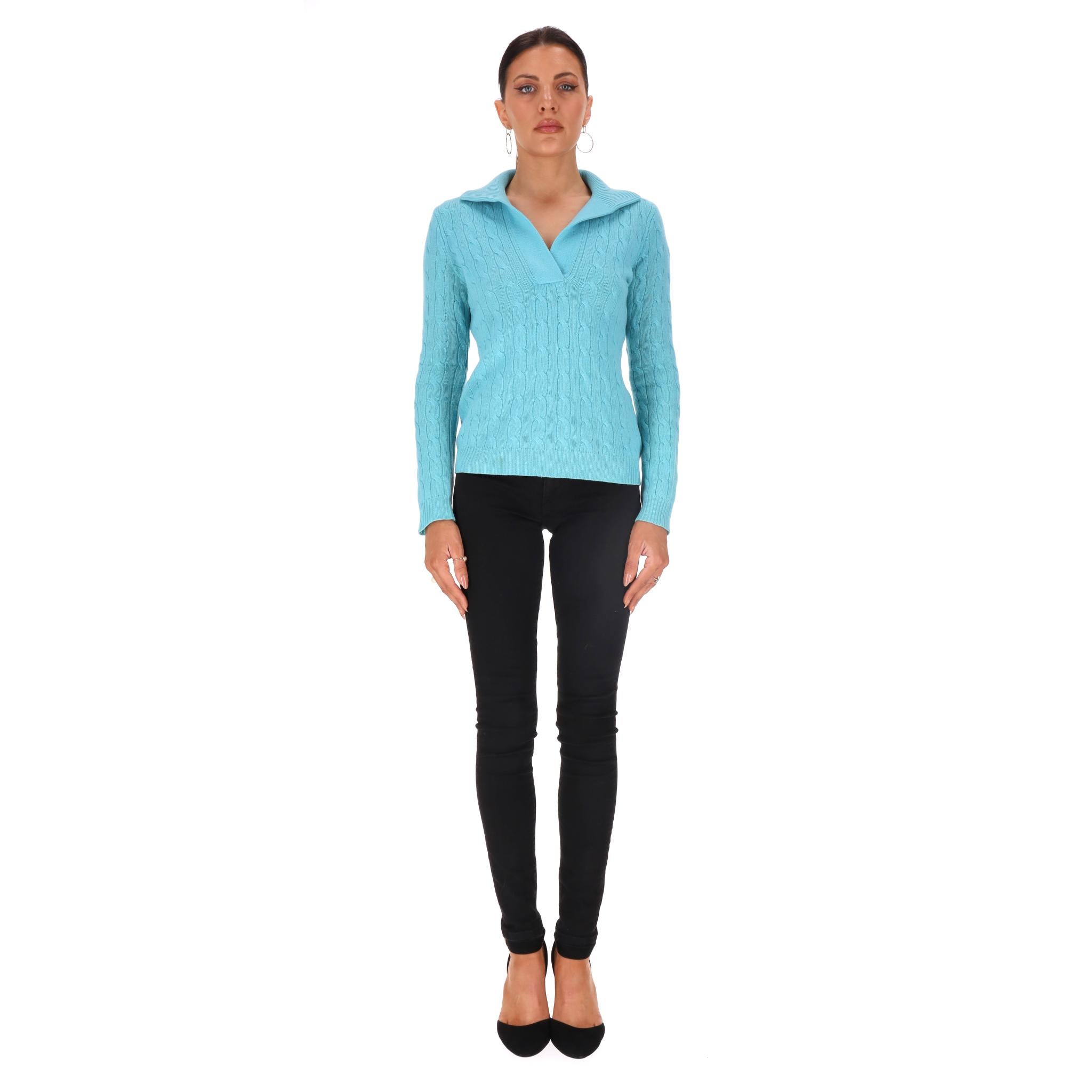 Ralph Lauren - Pull en cachemire à col V en maille torsadée

Pull bleu clair entièrement réalisé en cachemire doux et conçu avec un motif tricoté en câble.

Col, encolure en V, silhouette ajustée et manches longues.

Rrp Approx. £450

Taille -