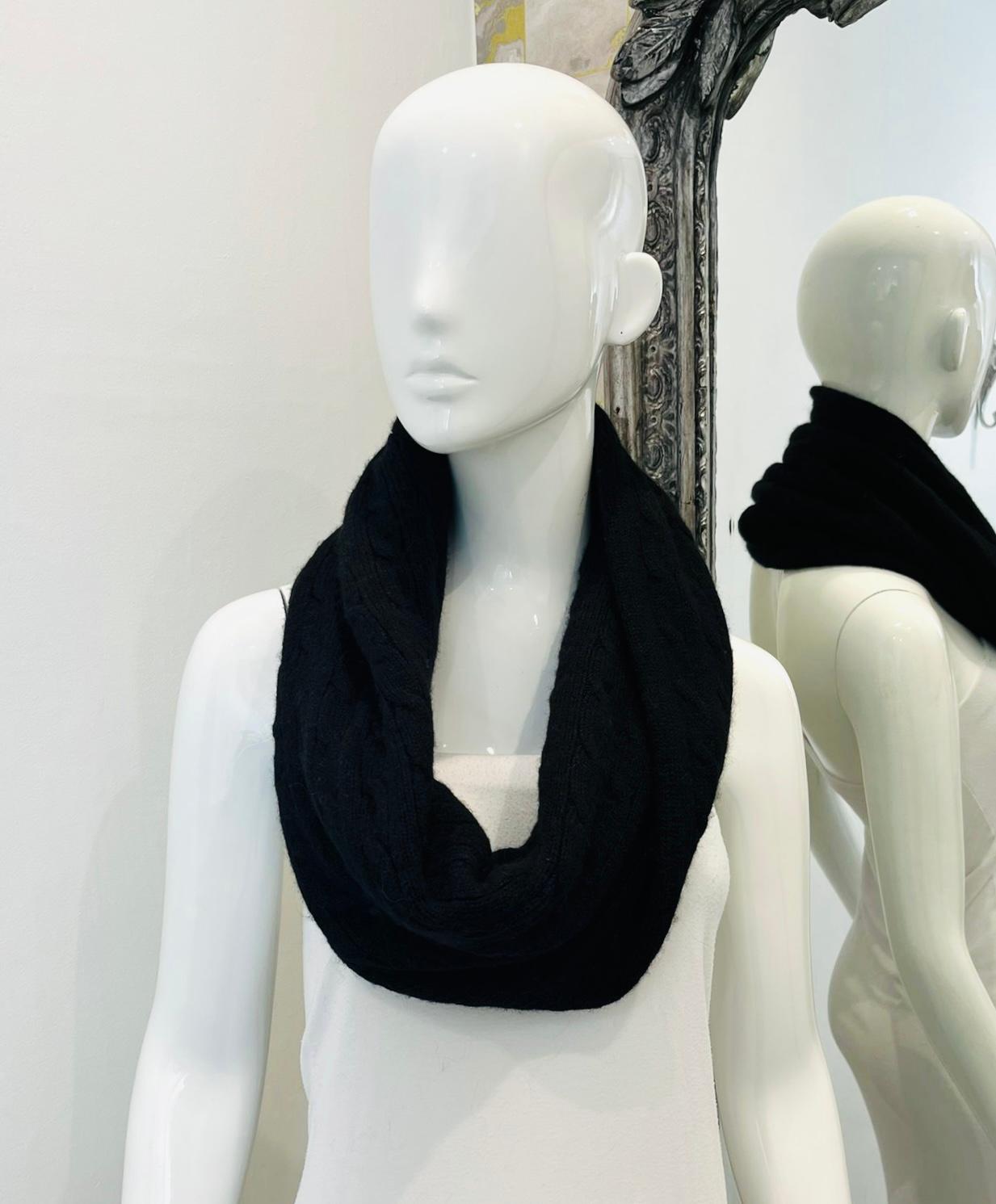 Ralph Lauren Cashmere, Alpaca & Wool Snood

Black snood detailed with subtle cable knit design.

Featuring soft and smooth texture, can be worn in various ways.

Size – One Size

Condition – Very Good

Composition – 58% Wool, 16& Alpaca, 13%