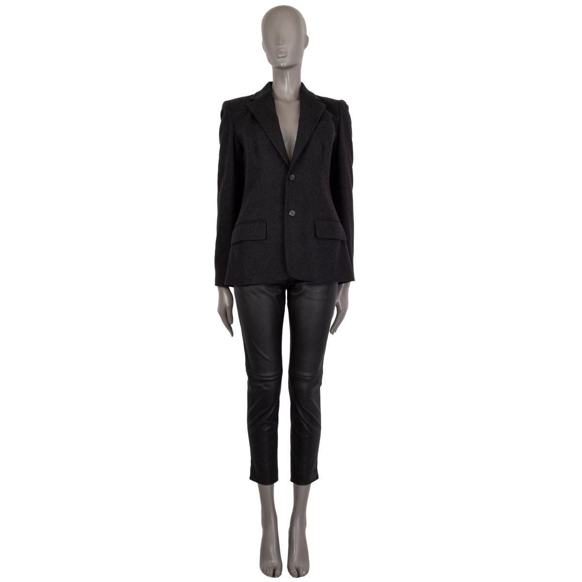 100% authentic Ralph Lauren blazer in charcoal wool (85%), angora (5%), cashmere (4%), nylon (4%), and elastane (2%). With notch collar, chest pocket, two flap pockets on the sides, buttoned sleeves, and slit on the back. Closes with two dark horn