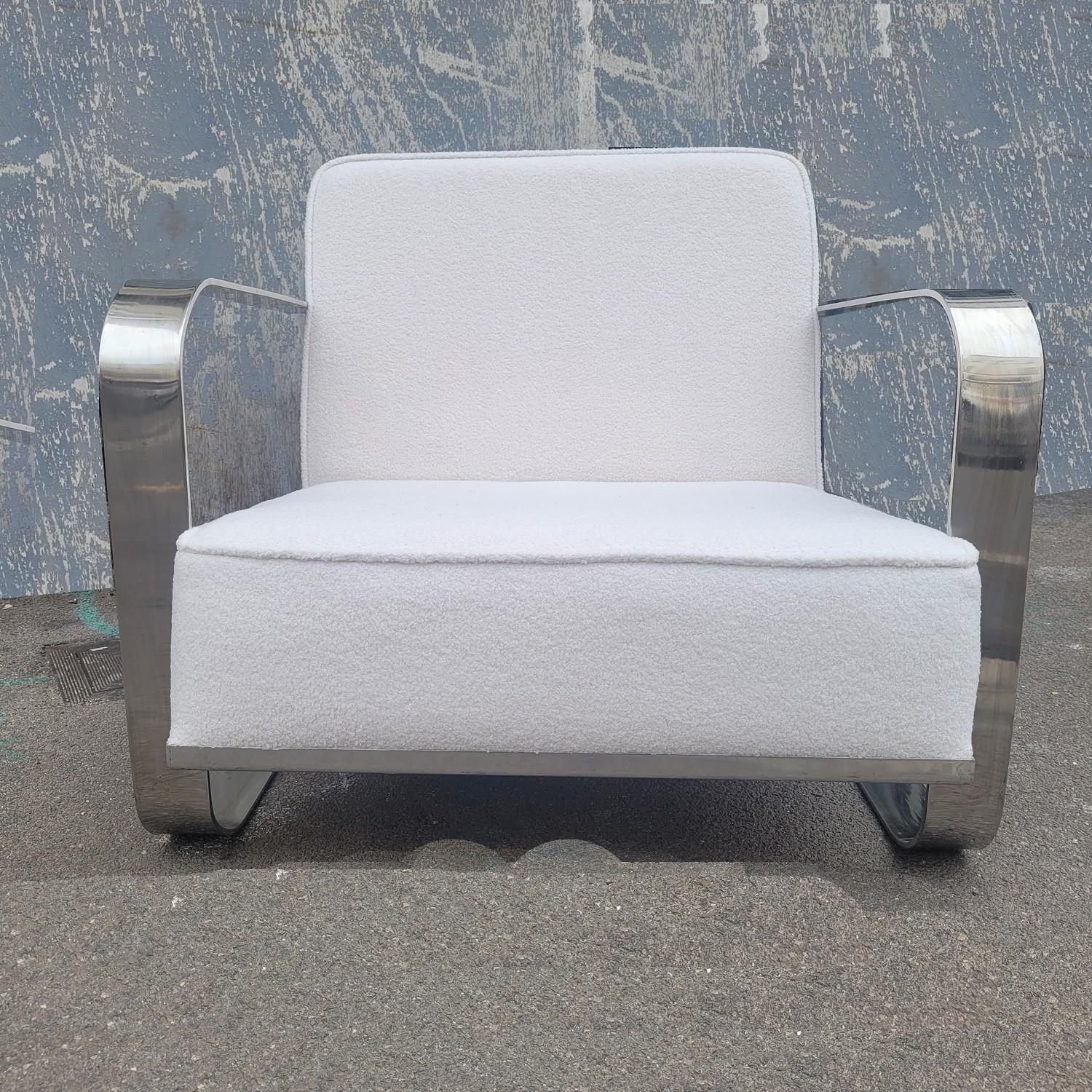 Large chrome-plated metal armchair, in the art deco style; model by designer Ralph Lauren

Seat and bouclette fabric redone, some scratches and signs of use on the chrome

The back of the armchair tilts towards the ground when you sit down

Height