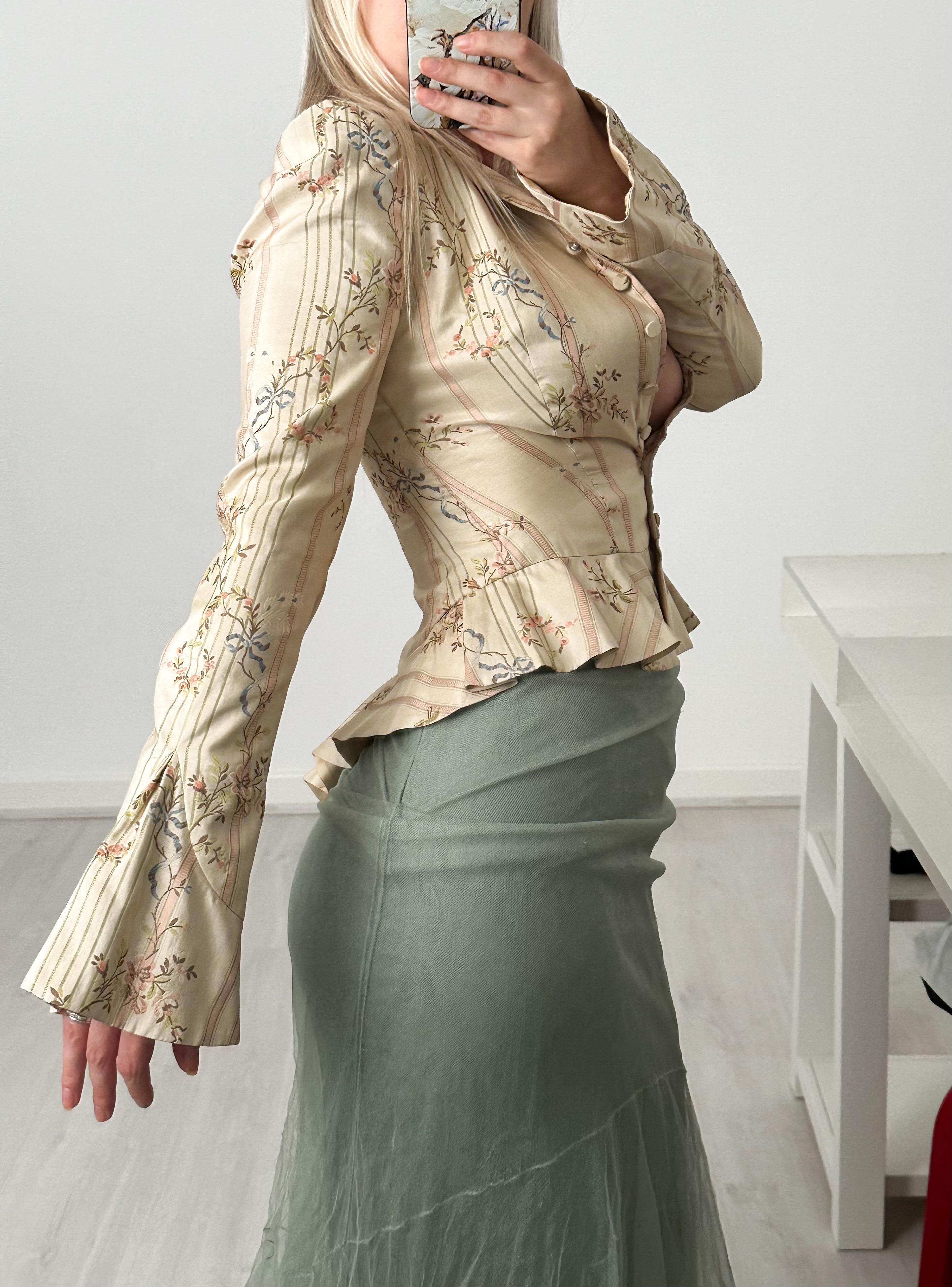 Collector’s item 
Ralph Lauren Collection (purple label) 2003 silk floral blazer/blouse
Button up closure 
Size 2 

Excellent vintage condition.