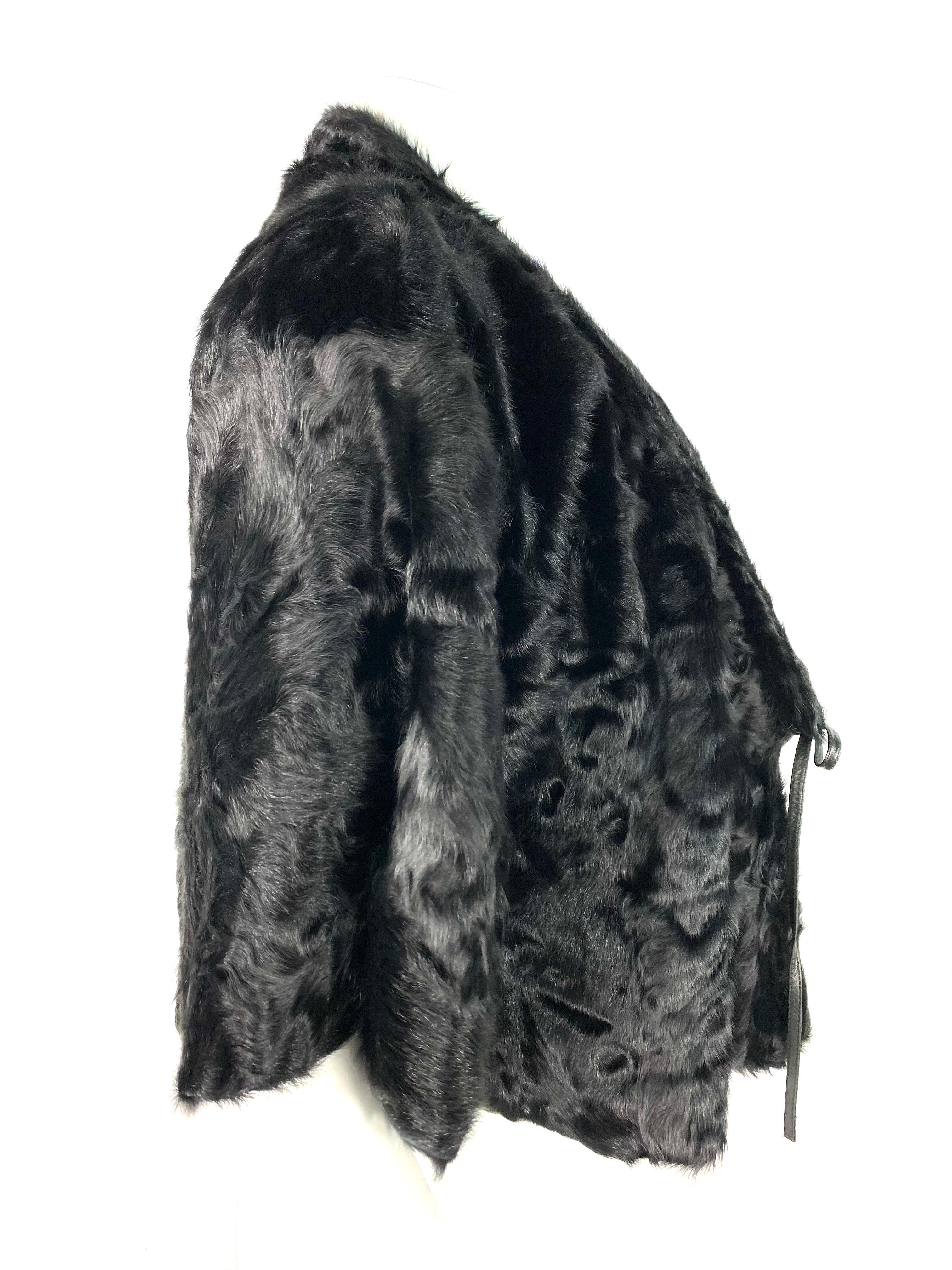 Noir Veste de couverture courte en fourrure d'agneau noir de la collection Ralph Lauren, Taille M en vente