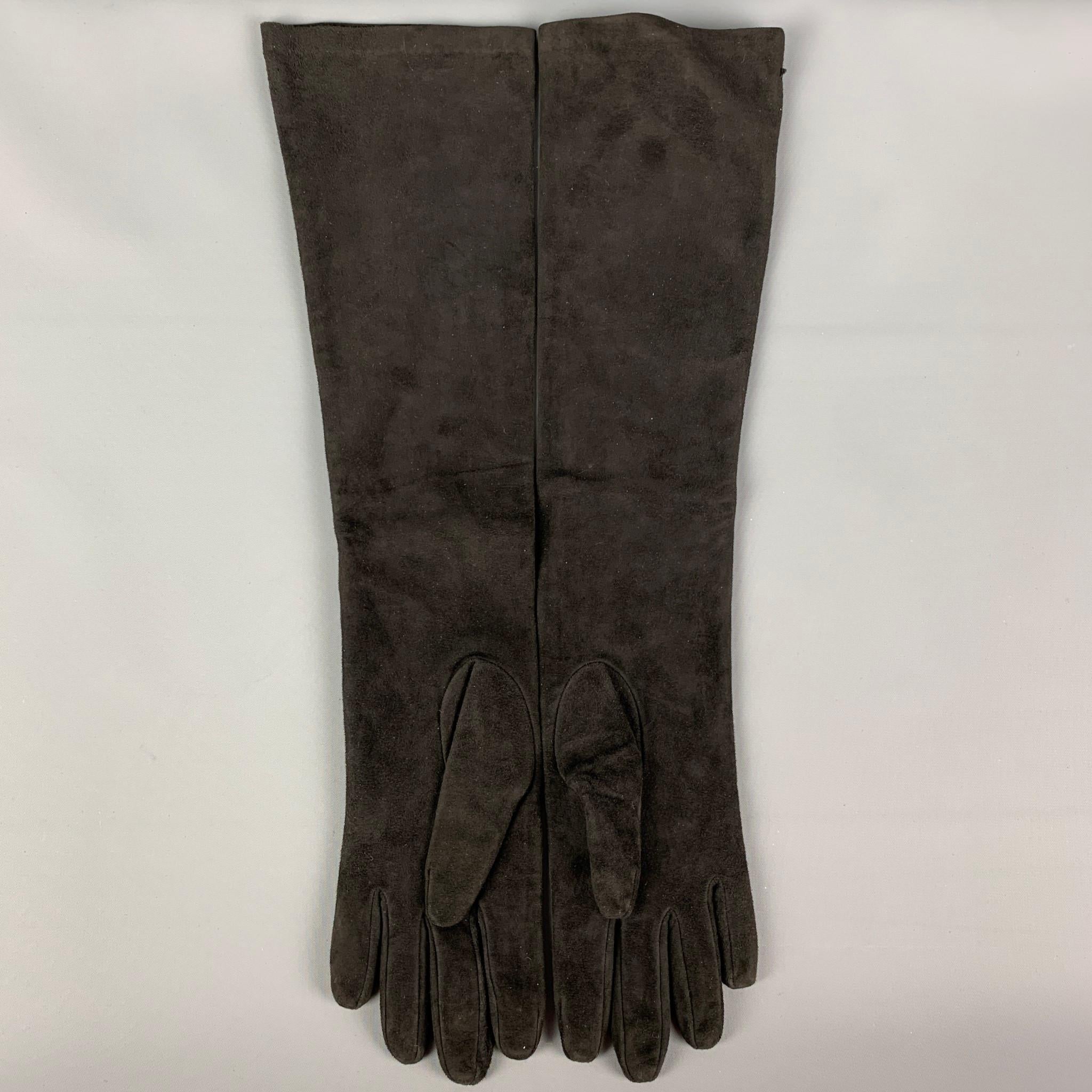RALPH LAUREN 'Collection' long gloves comes in a black suede and silk lining. Made in Italy.

New With Tags. 
Marked: 7
Original Retail Price: $425.00

Measurements:

Width: 5 in.
Height: 19 in. 