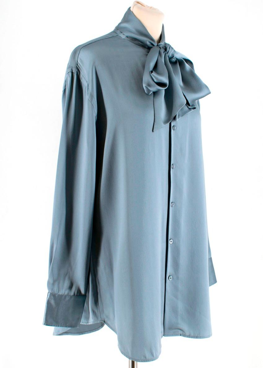 Ralph Lauren Blaue Seidenbluse mit Krawattenausschnitt

- Graublaue Bluse
- Krawattenausschnitt mit Button-Down und langen Ärmeln

Materialien
- 100% Seide
- Trockenreinigung

Made in Italy

Die Maße sind flach liegend:: von Naht zu Naht.