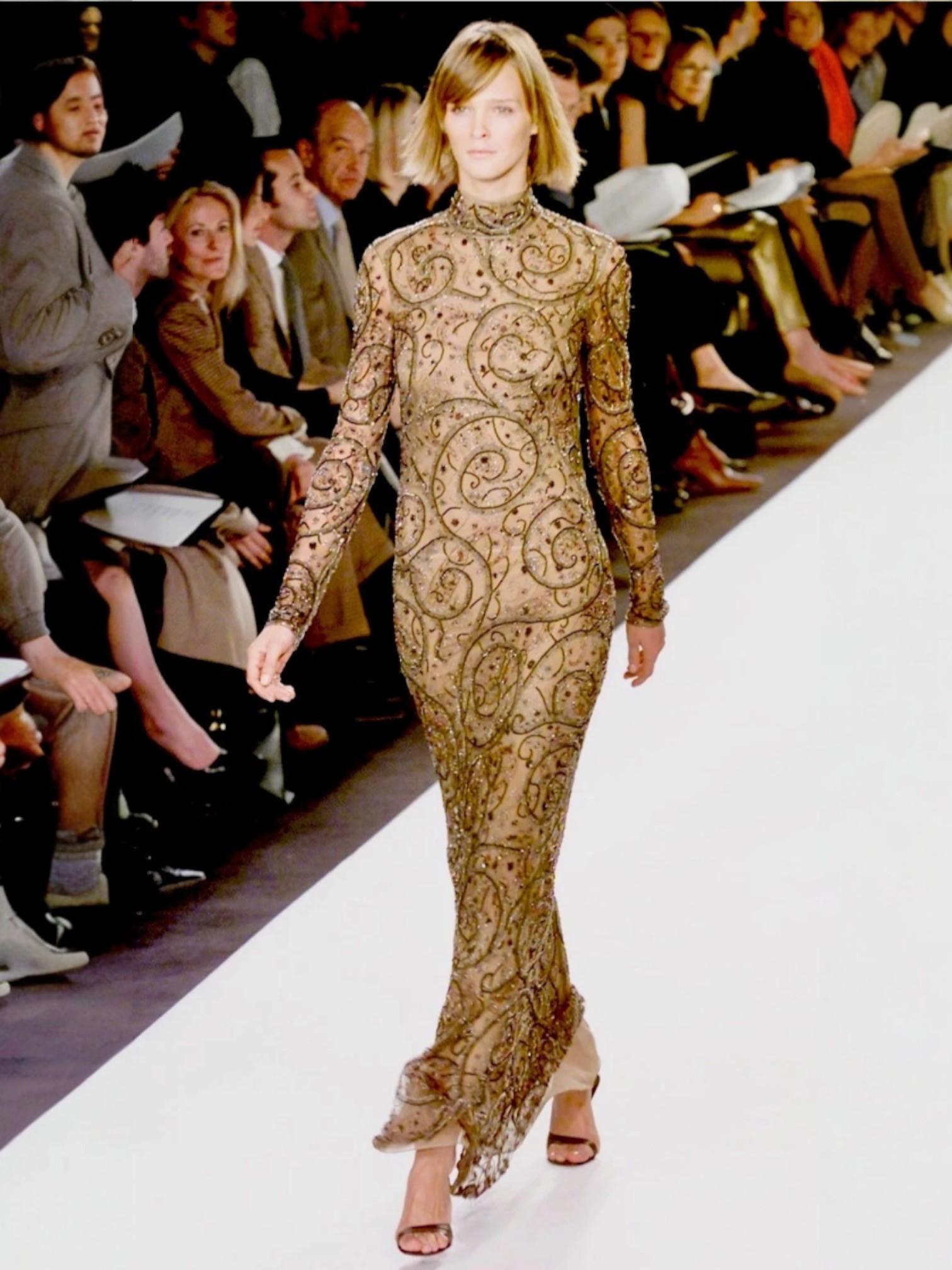 Description :
Issue du célèbre défilé de Ralph Lauren pour l'automne 2001 et portée par Penélope Cruz pour la campagne Oscar Party de Vanity Fair, cette robe extraordinaire est un véritable rêve pour les collectionneurs. Exemple exquis de la couture