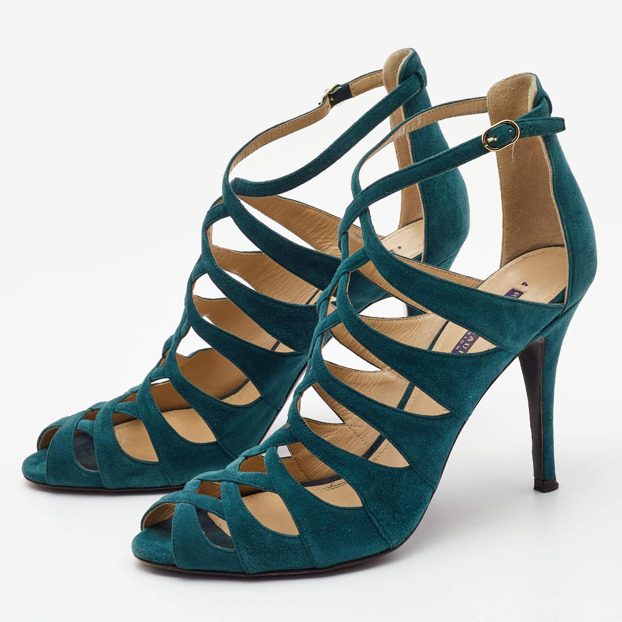 Questi sandali incorniceranno i tuoi piedi in modo elegante. Realizzate con materiali di qualità, presentano un design di classe e solette confortevoli.
