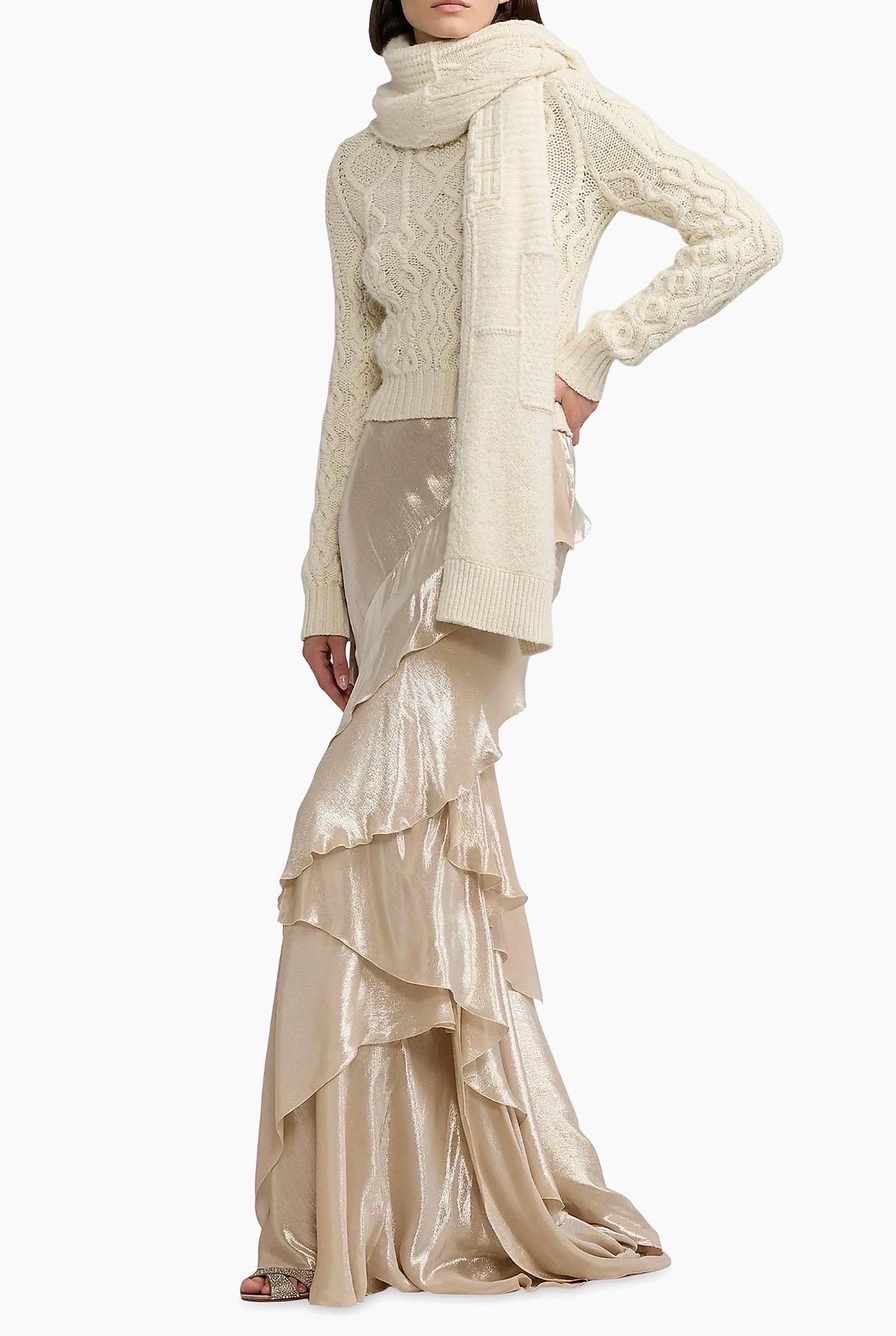 Dalla Collection'S Holiday 2024 di Ralph Lauren, la gonna Neeva dona un'estetica eterea all'abbigliamento da sera. Scintillante a ogni passo, è di grande impatto grazie a balze stratificate, un taglio che lascia il pavimento e uno strascico