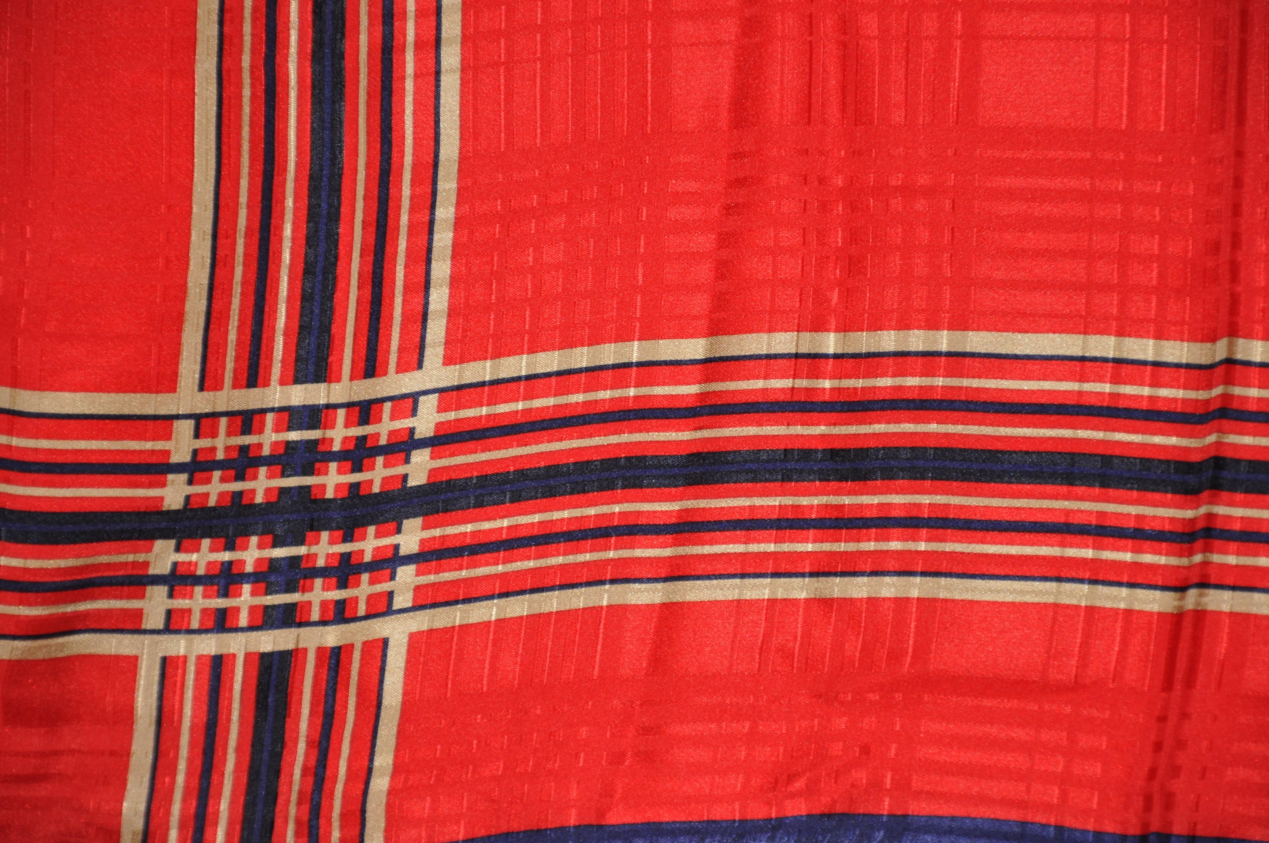   Echarpe en soie à bordures à carreaux rouge, marine et crème, accentuée par des bords roulés à la main, de la collection 