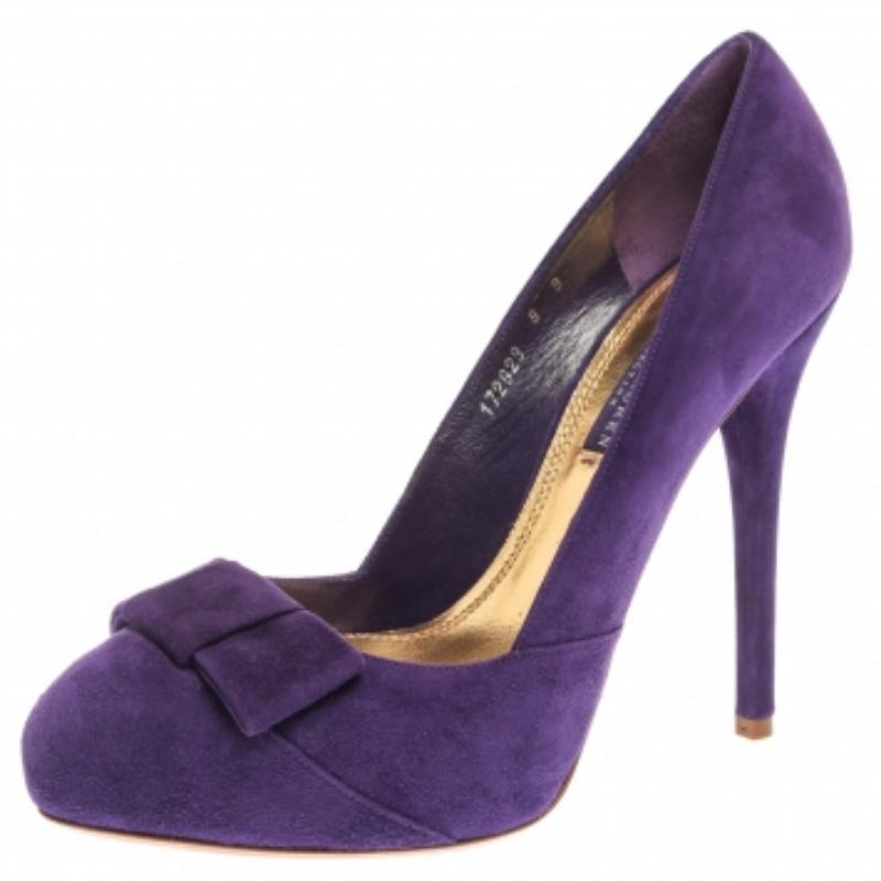 Crafted with smooth and luxurious suede, these pumps are versatile and a wardrobe classic. With this pair, Ralph Lauren brings to you one of their best designs that reflect the trends for the season. Revamp your collection of footwear with this pair