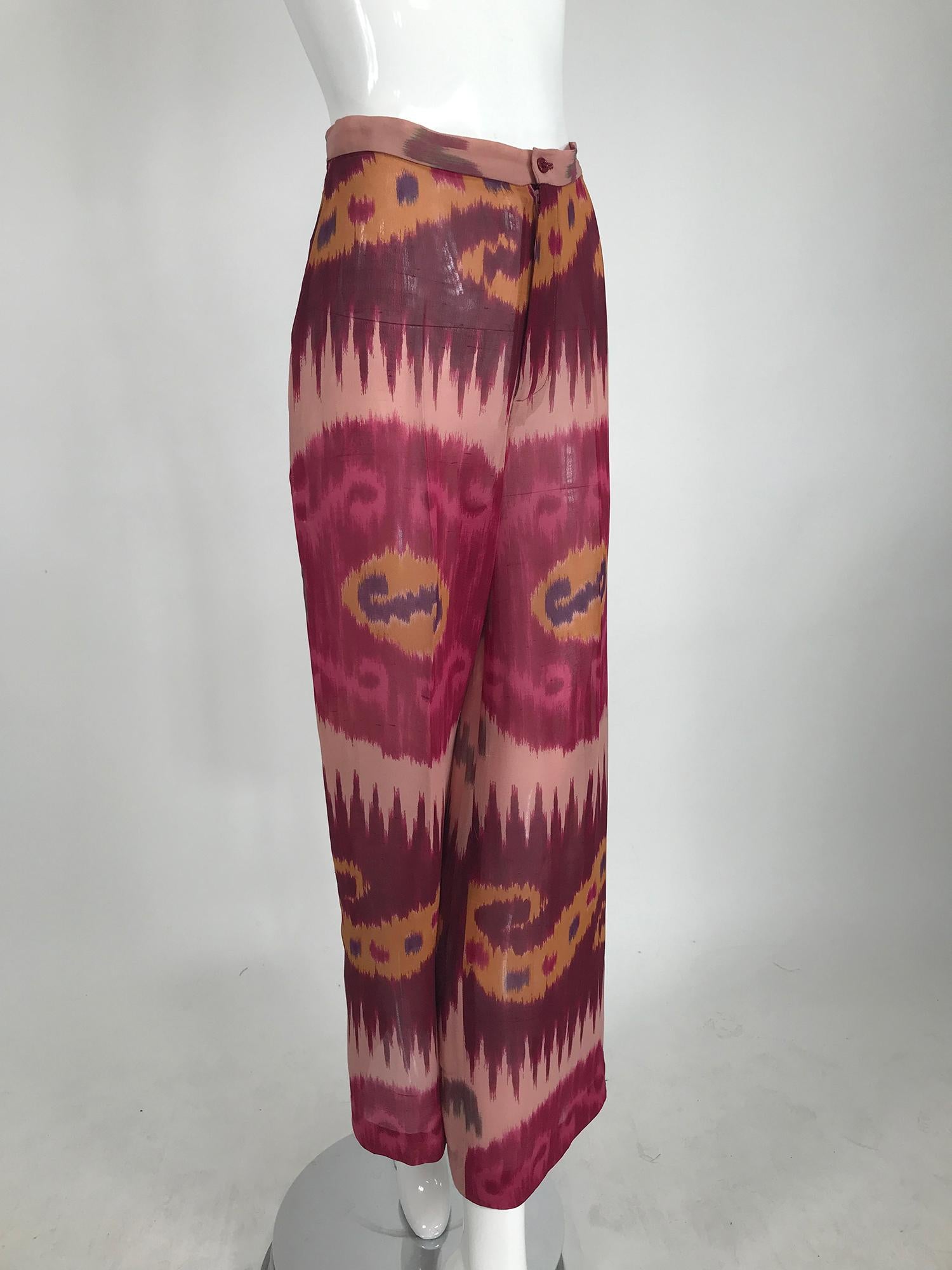 Ralph Laurent Collection, silk ikat printed wide leg trouser in silk chiffon. Beautiful and perfect for any occasion. Fly front, banded waist with button closure. Wide full legs. Sheer and unlined. Marked size 2.
In excellent wearable condition. All