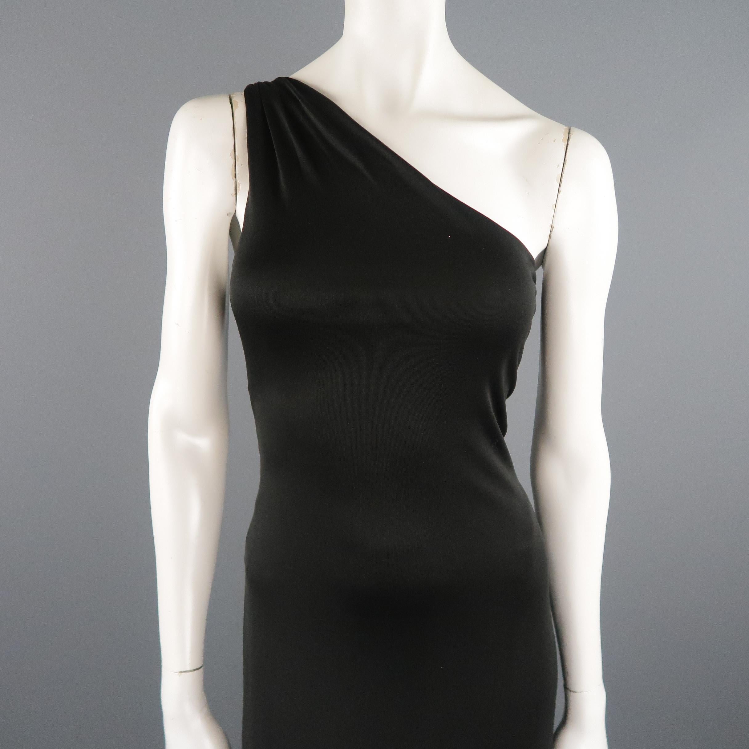 RALPH LAUREN COLLECTION gown comes in black silk jersey knit with a gathered one shoulder strap neckline and fitted A line silhouette. Made in USA.  Retailed $1,680
 
Excellent / Very Good Pre-Owned Condition.
Marked: 10
 
Measurements:
 
Bust: 40