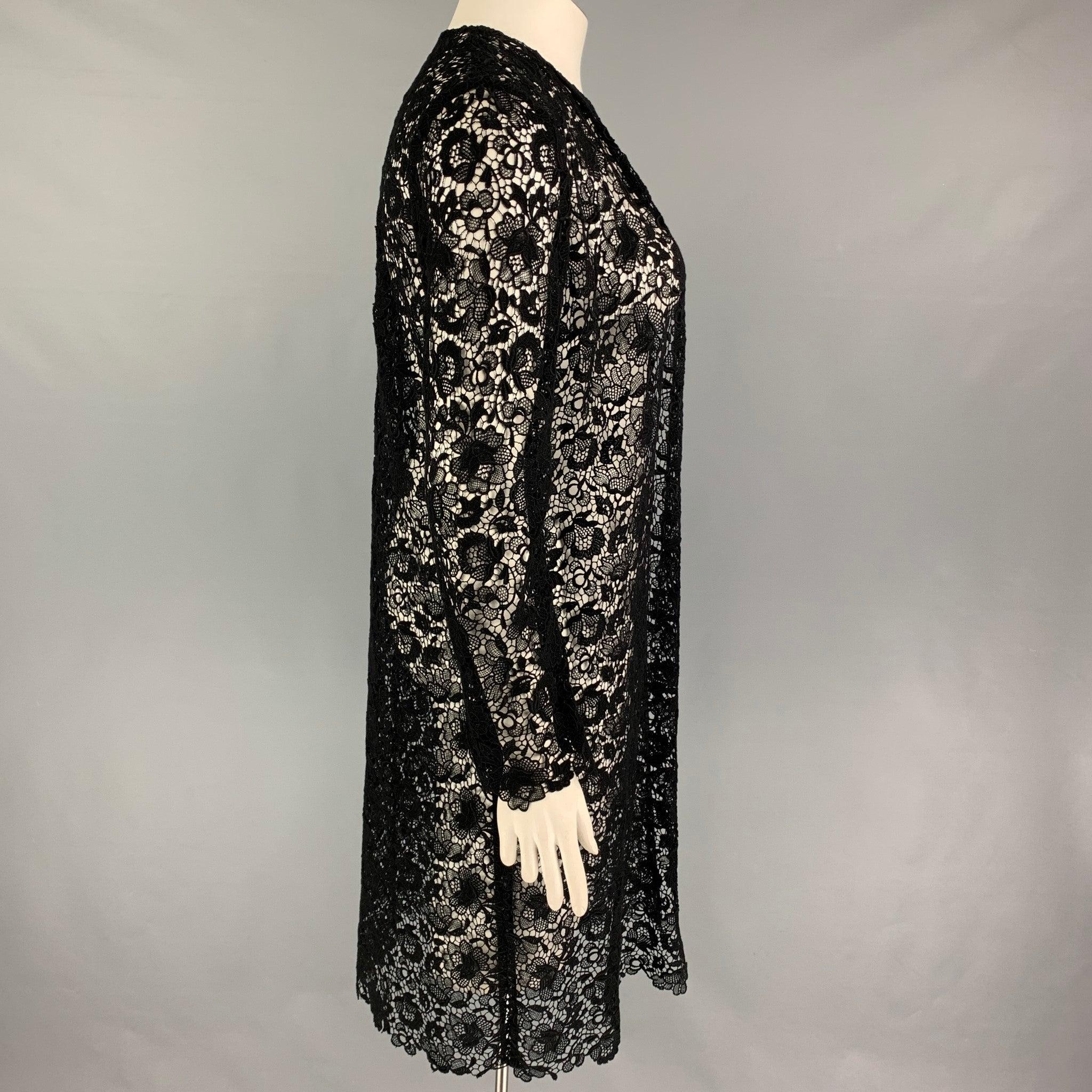 Der Mantel der RALPH LAUREN Collection besteht aus schwarzer Baumwolle/Polyester, hat einen kragenlosen Schnitt und ist vorne offen.
Neu mit Tags.
 

Markiert:  12 

Abmessungen: 
 
Schultern: 16 Zoll Büste: 40 Zoll Ärmel: 26 Zoll Länge: 41 Zoll 
 
