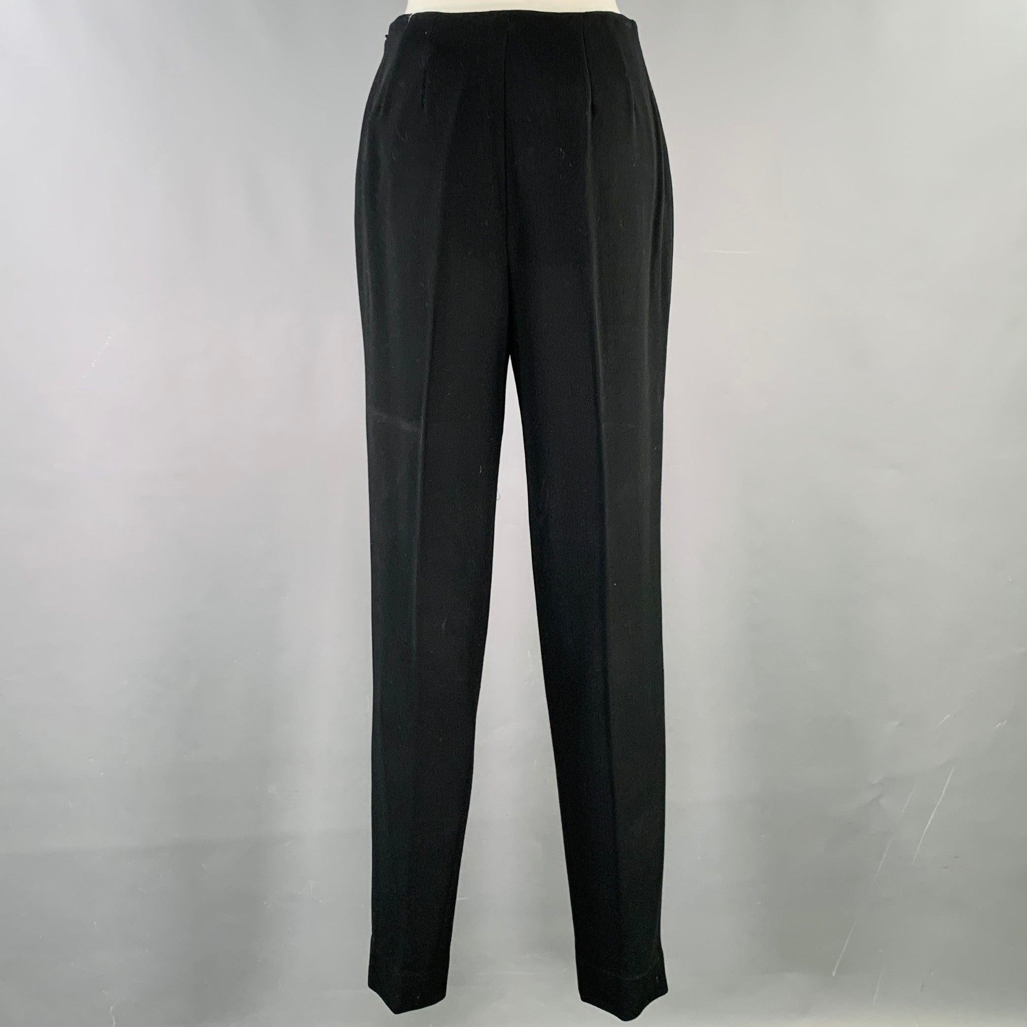RALPH LAUREN COLLECTION pantalon habillé
en laine noire, avec une jambe fuselée et une fermeture à glissière sur le côté. Fabriqué aux Etats-Unis. Très bon état. Signes d'usure modérés. 

Marqué :   6 

Mesures : 
  Taille : 26 pouces Taille : 12