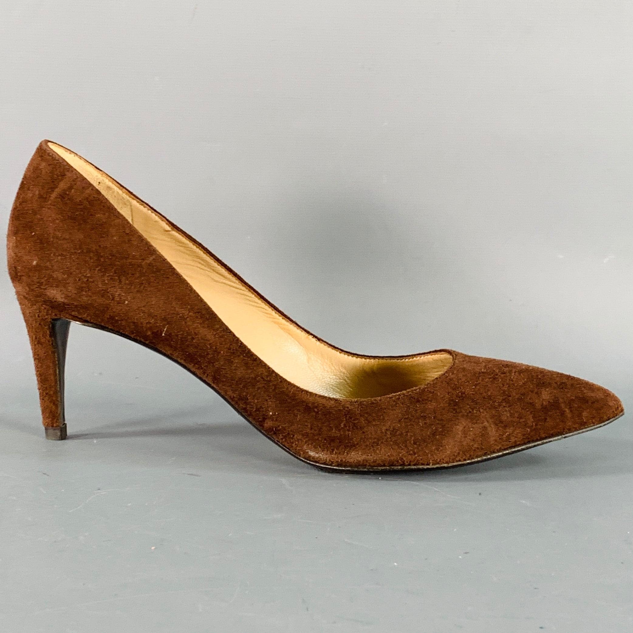 RALPH LAUREN COLLECTION pumps
in a brown suede featuring a classic style with pointed toe.Excellent Pre-Owned Condition. 

Marked:   515264003 36.5B 

Measurements: 
  Heel: 2.5 inches 
  
  
 
Sui Generis Reference: 138900
Category: Pumps
More