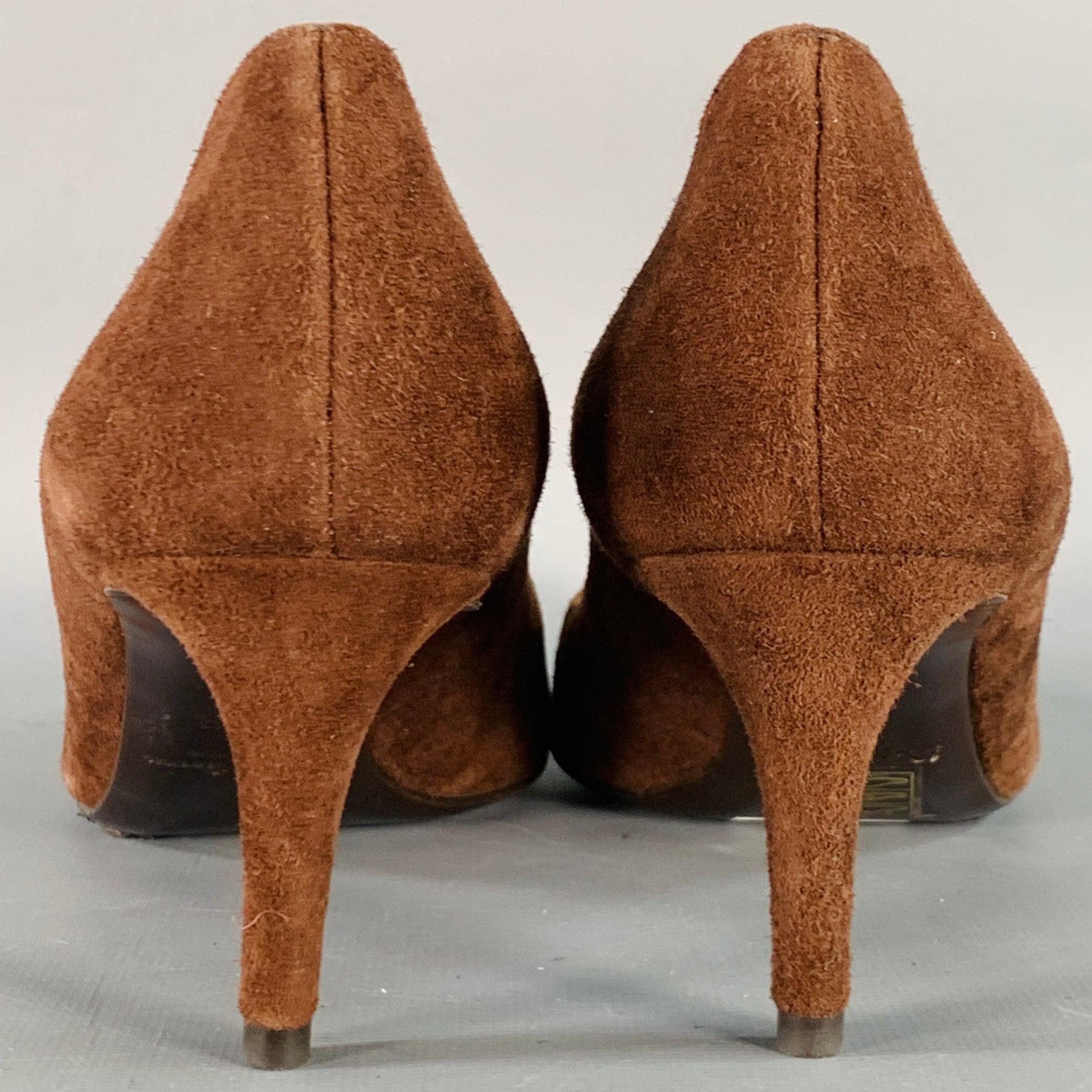 RALPH LAUREN COLLECTION Size 6.5 Brown Suede Pointed Toe Classic Pumps In Excellent Condition For Sale In San Francisco, CA