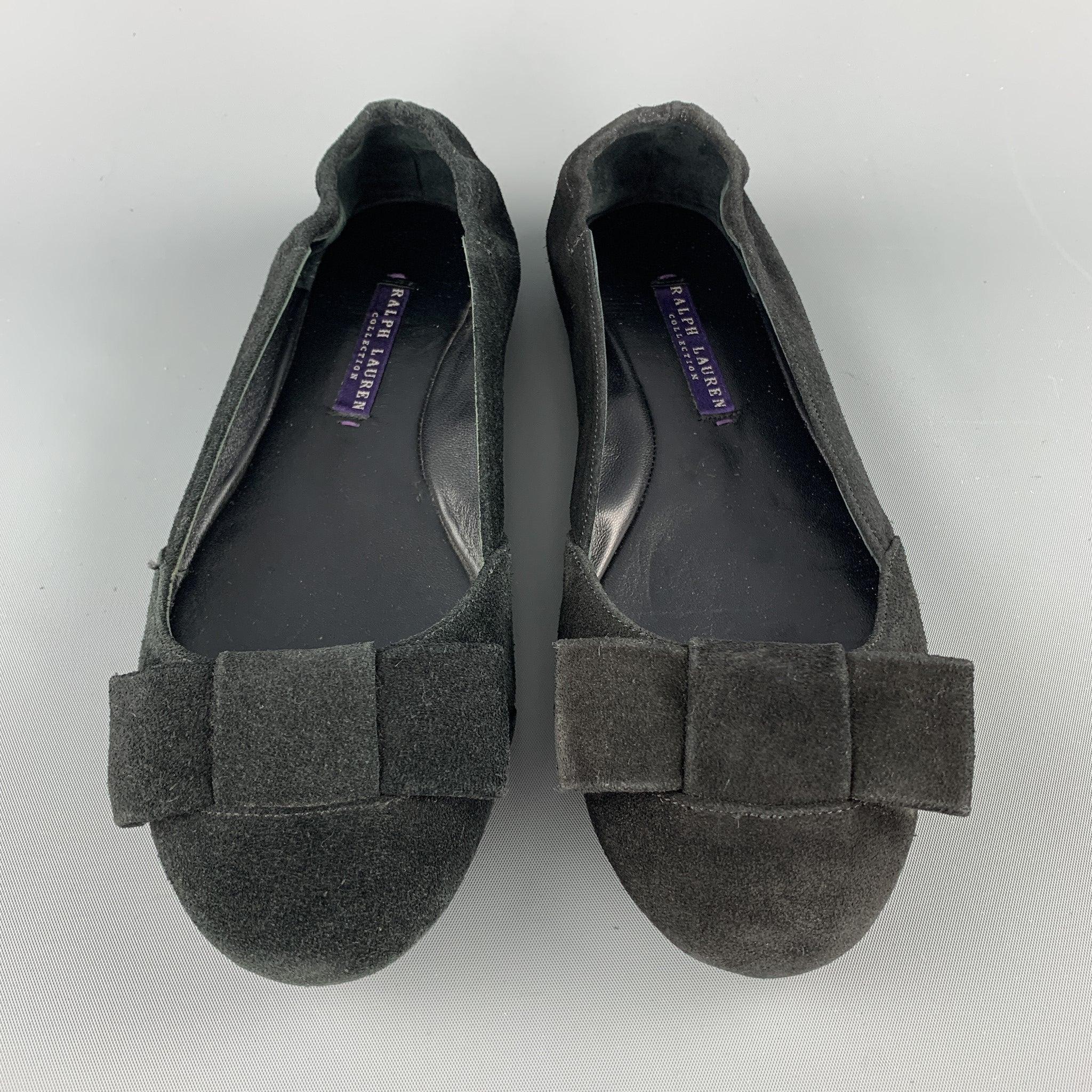 RALPH LAUREN COLLECTION flats come in black suede with a bow accent. Made in Spainches Excellent
Pre-Owned Condition. 

Marked:   US 7 BOutsole: 10 x 3 inches 
  
  
 
Reference: 56680
Category: Flats
More Details
    
Brand:  RALPH LAUREN
Size: 