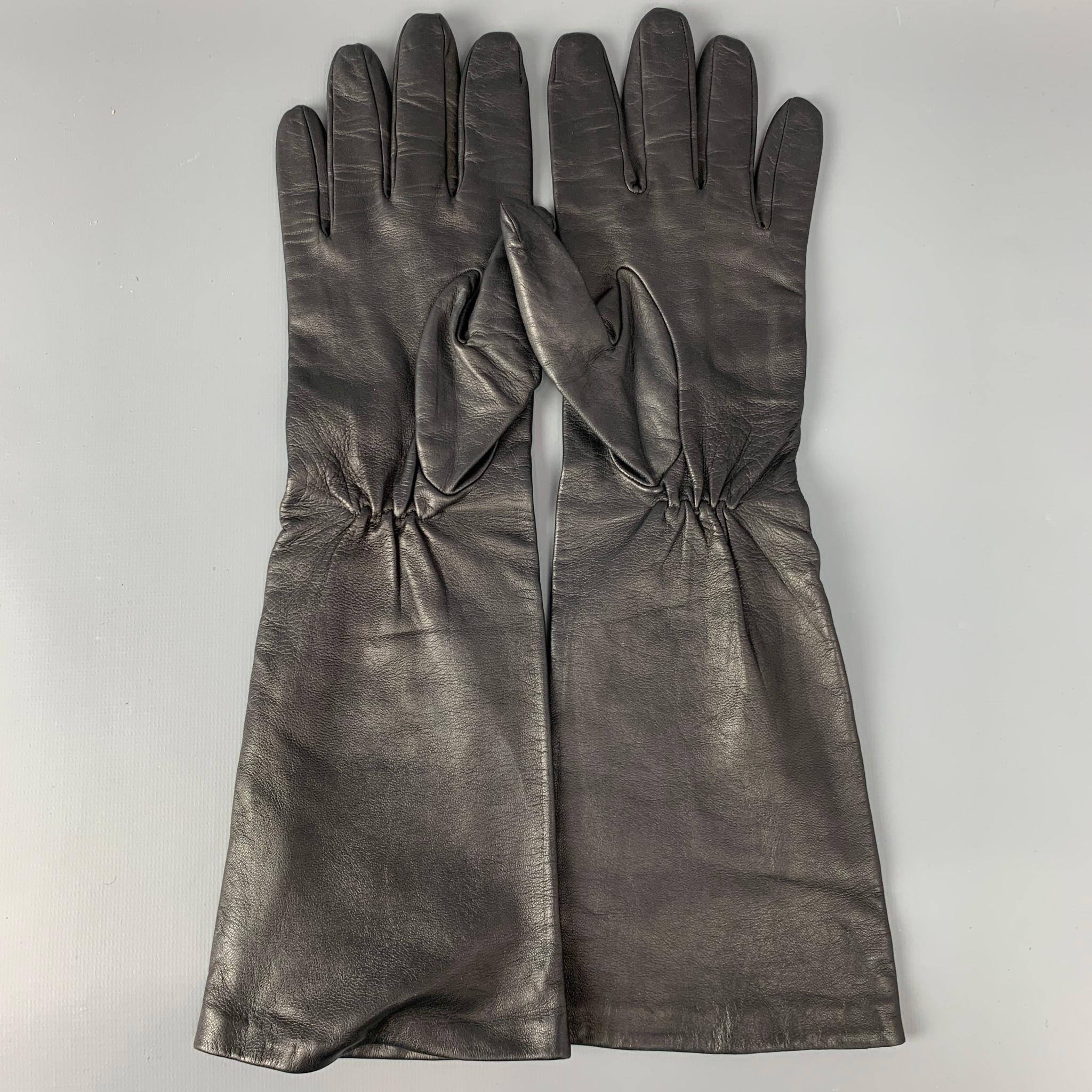 RALPH LAUREN long gloves comes in a black leather with a silk liner. Made in Italy.

Very Good Pre-Owned Condition.
Marked: 6 

Measurements:

Width: 5 in.
Length: 15 in. 