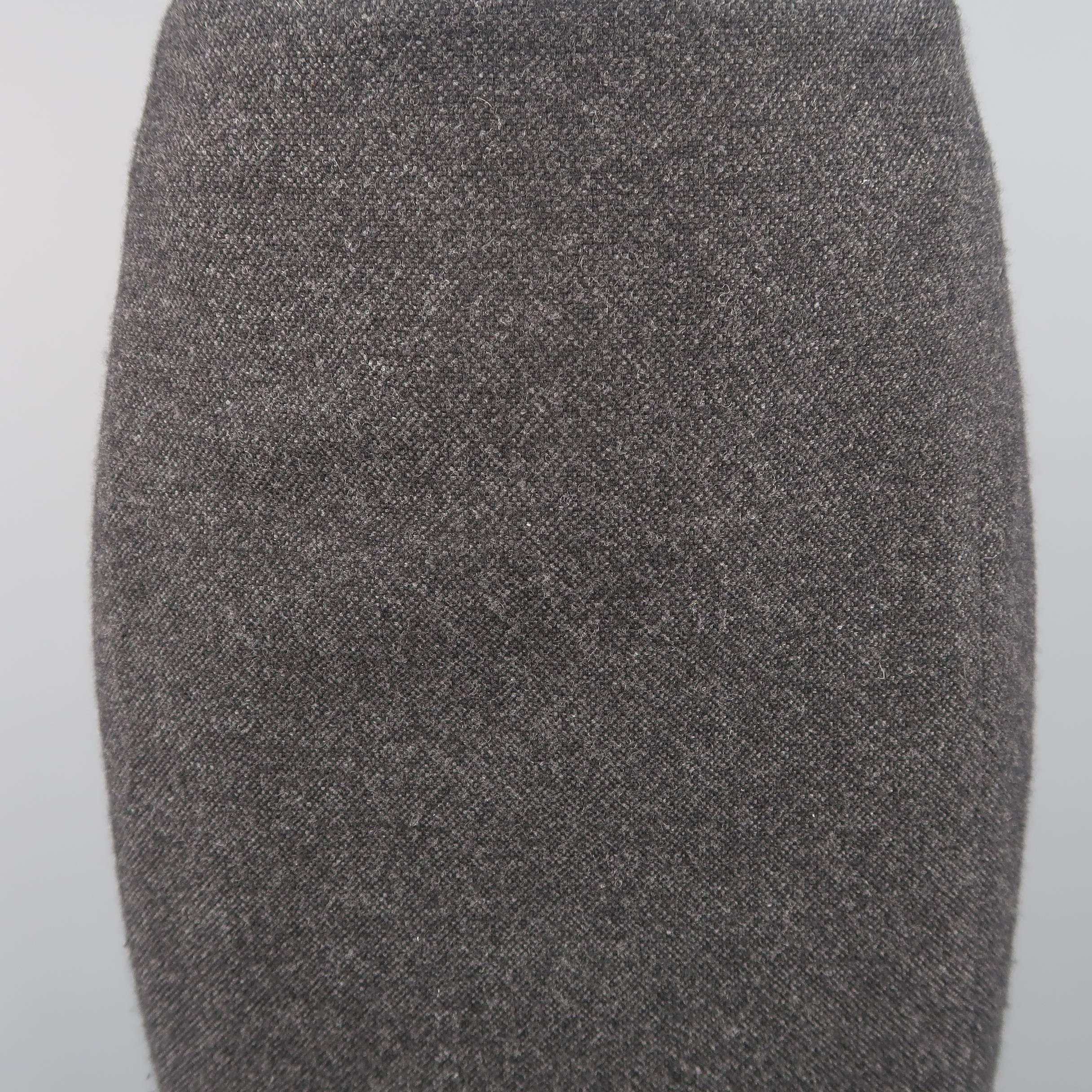 RALPH LAUREN COLLECTION pencil skirt comes in a charcoal gray textured wool cashmere blend with a classic silhouette and fishtail back. Made in USA.
 
Excellent Pre-Owned Condition.
Marked: 8
 
Measurements:
 
Waist: 30 in.
Hip: 37 in.
Length: 29