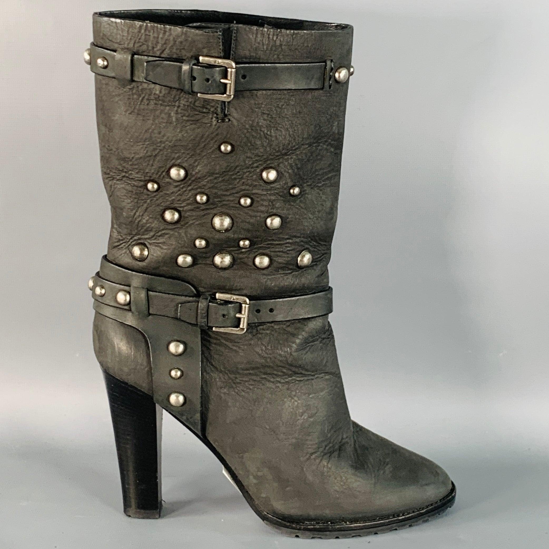 Stivali di Ralph Lauren COLLECTION
in pelle nera con borchie e cintura, tacco a spillo e chiusura a strappo. Made in Spainches Eccellente condizione di usato.  

Contrassegnato:   8.5B 

Misure: 
  Lunghezza: 8,75 pollici Larghezza: 3,25 pollici