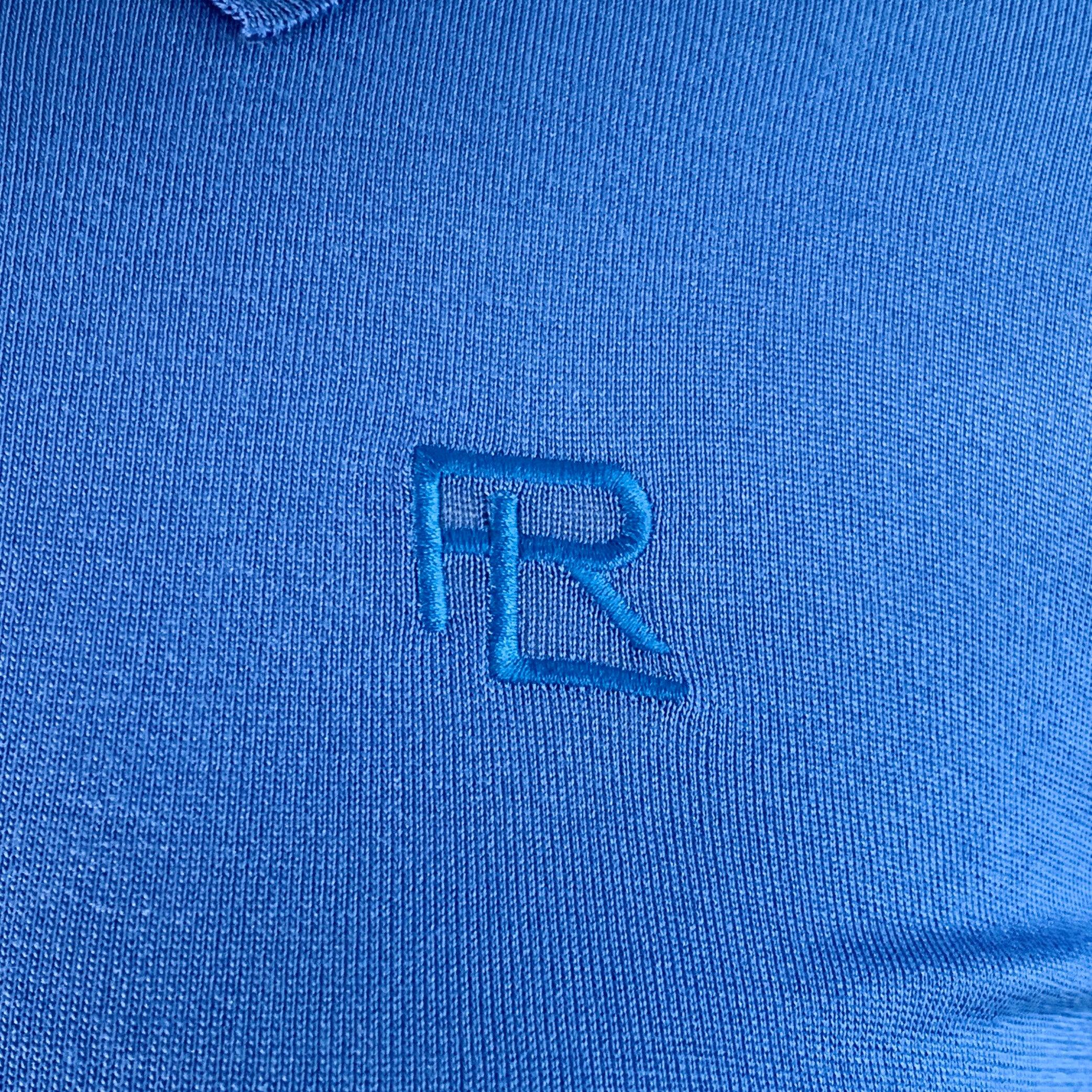 Top décontracté RALPH LAUREN COLLECTION en soie de mûrier bleue avec logo brodé ton sur ton, manches courtes et demi-patte boutonnée. Fabriqué en Italie. Excellent état. 

Marqué :   L 

Mesures : 
 
Épaule : 18 pouces Poitrine : 36 pouces Manches :