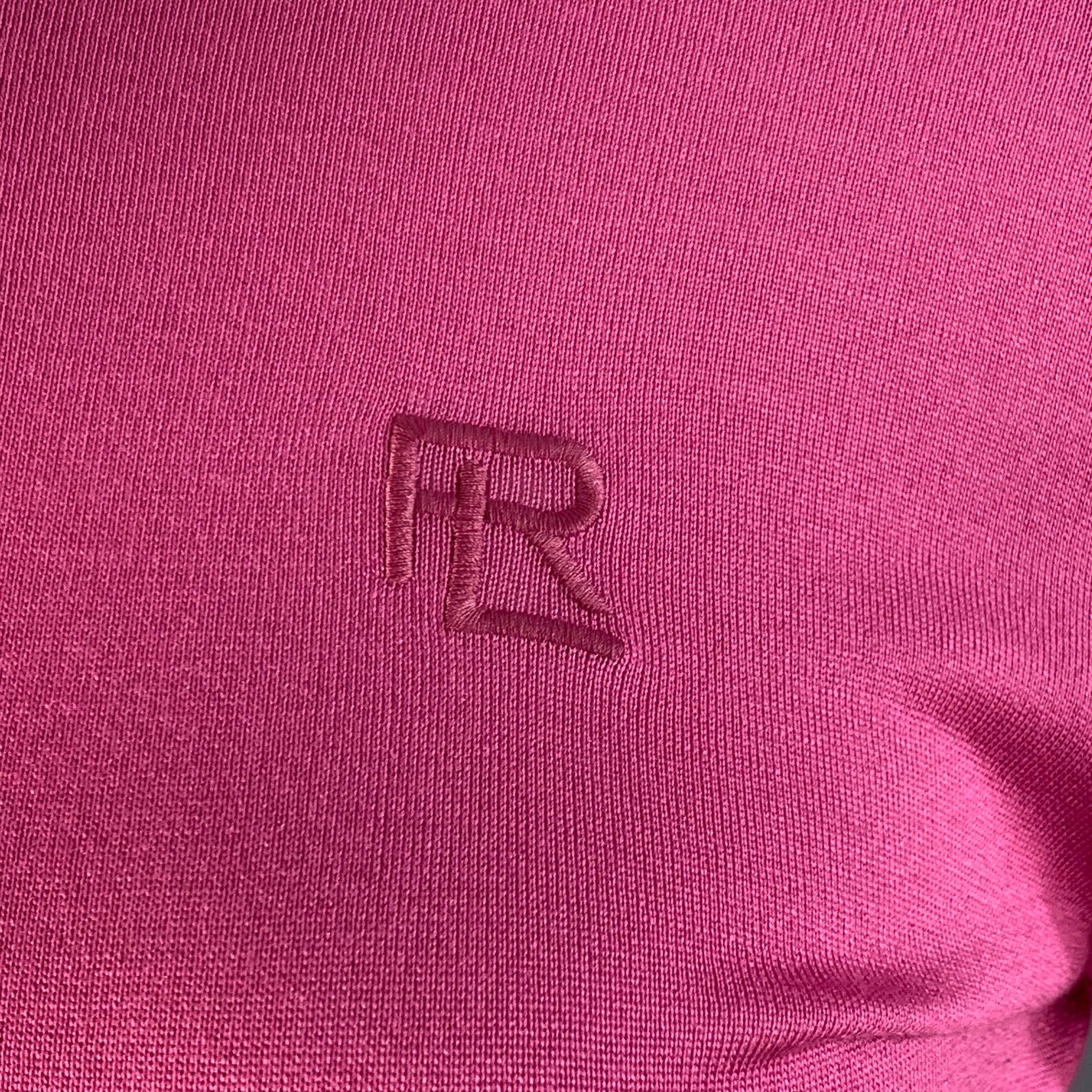 RALPH LAUREN COLLECTION Top décontracté
en soie de mûrier rose framboise, avec logo brodé ton sur ton, manches courtes et demi-patte boutonnée.
Fabriqué en Italie. Excellent état. 

Marqué :   L 

Mesures : 
 
Épaule : 18 pouces Poitrine : 36 pouces