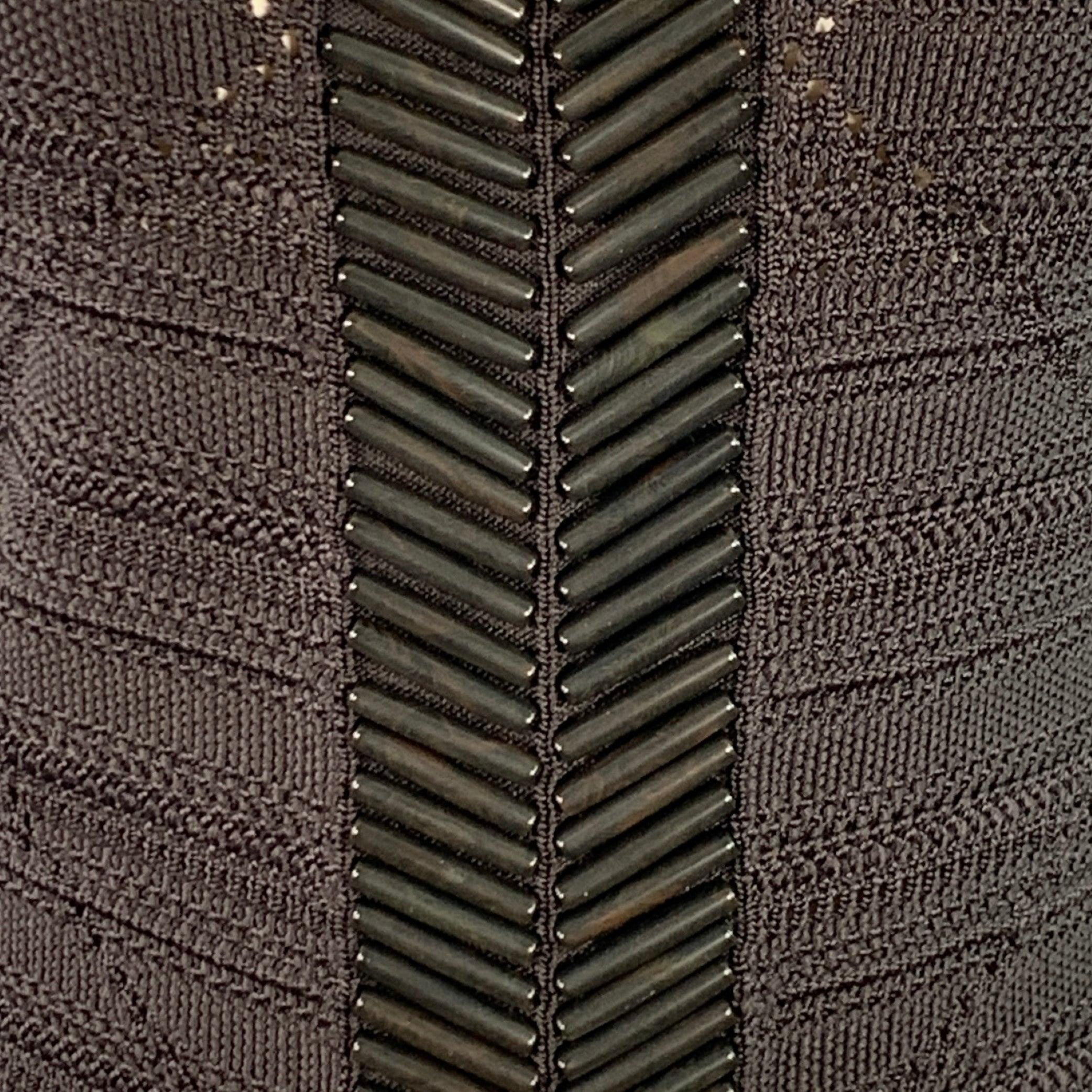 RALPH LAUREN COLLECTION lässiges Oberteil
aus schwarzem Seidenmischgewebe mit ärmellosem Schnitt, gewebtem Design mit Perlendetails in der Mitte und unsichtbarem Rückenreißverschluss. Made in Italy Ausgezeichneter Pre-Owned Zustand. 

Markiert:   M