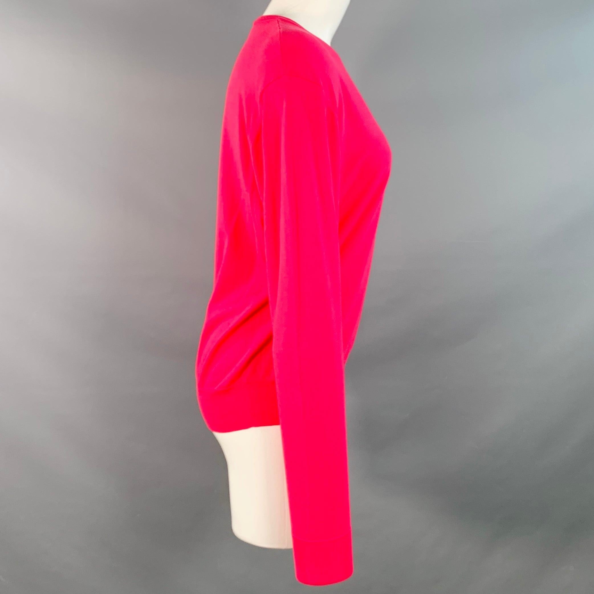 RALPH LAUREN COLLECTION pull-over
en tricot de coton rose fuchsia, avec manches longues et col ras du cou. Fabriqué en Italie. Très bon état. Léger boulochage. 

Marqué :   M 

Mesures : 
 
Épaule : 18 pouces Poitrine : 40 pouces Manches : 26 pouces
