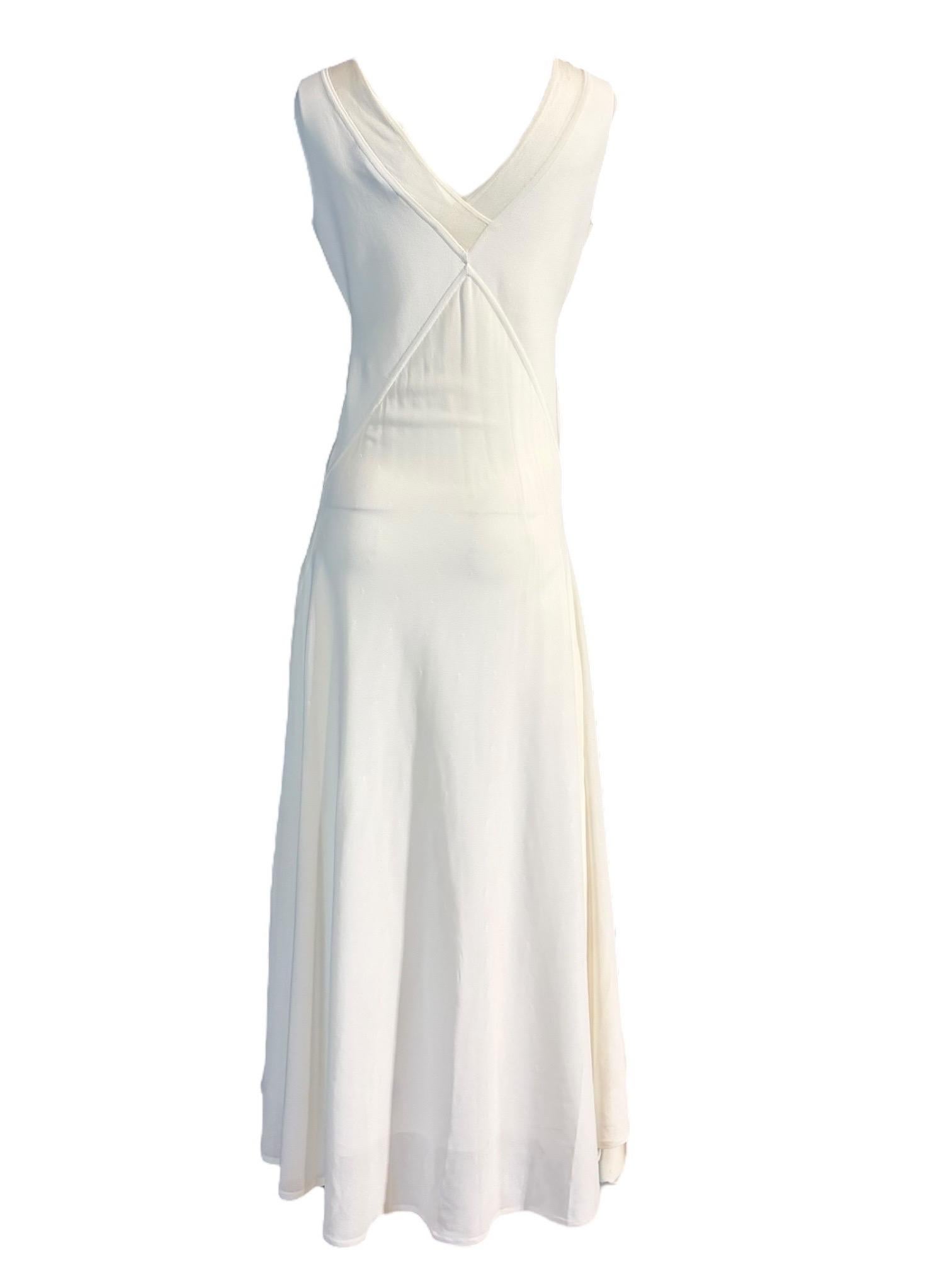 Cette robe éthérée de la Collection Ralph Lauren, fabriquée en Italie, incarne l'élégance discrète et la précision du tailleur qui caractérisent les tenues de soirée du créateur du début des années 2000. Coupée dans le biais pour un drapé fluide et