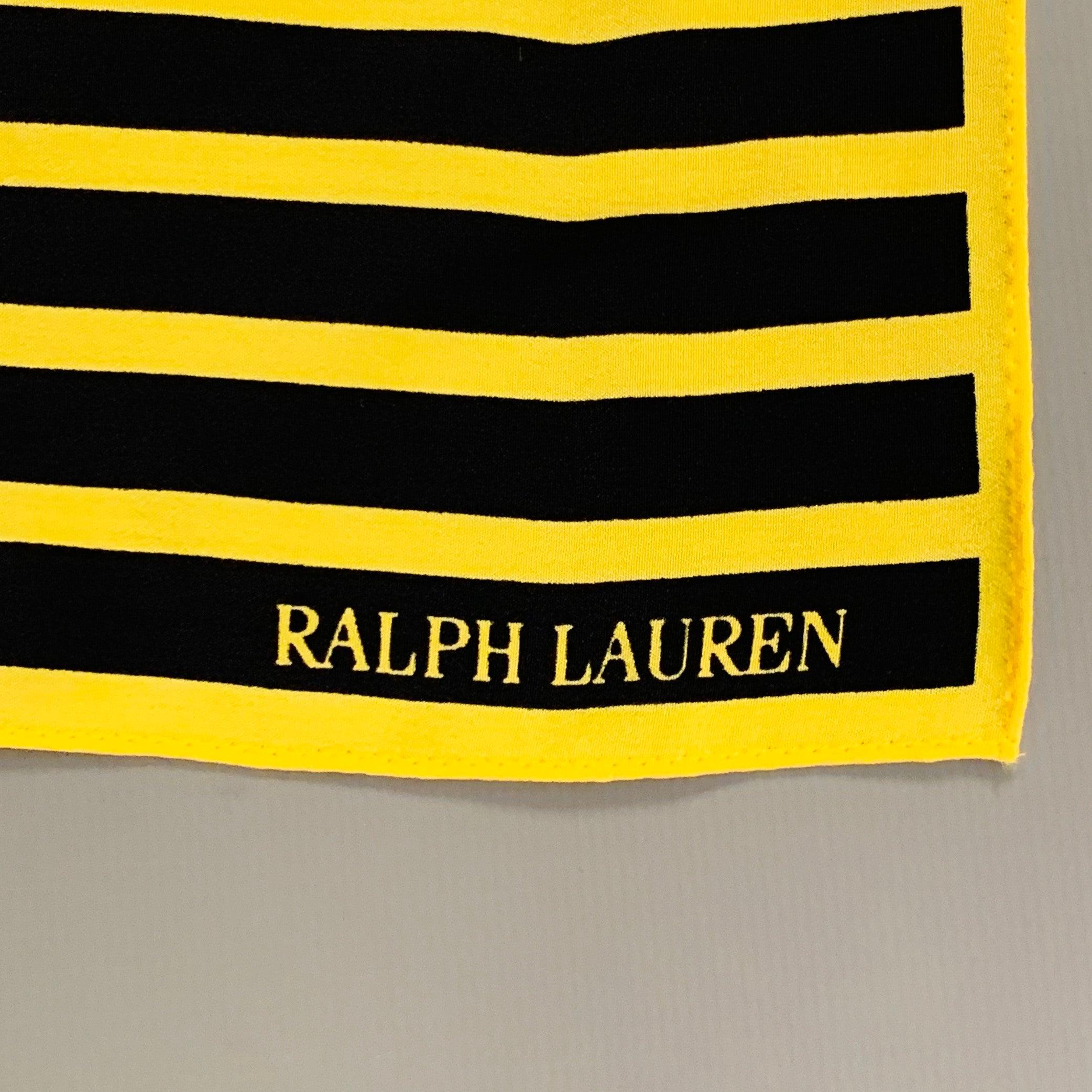 Sciarpa di RALPH LAUREN COLLECTION
in seta gialla e marina con motivo a righe. Made in Japan.Ottime condizioni di usato.  

Misure: 
  26,5 x 25 pollici 
  
  
 
Riferimento Sui Generis: 138949
Categoria: Sciarpe
Ulteriori dettagli
    
Marchio: 