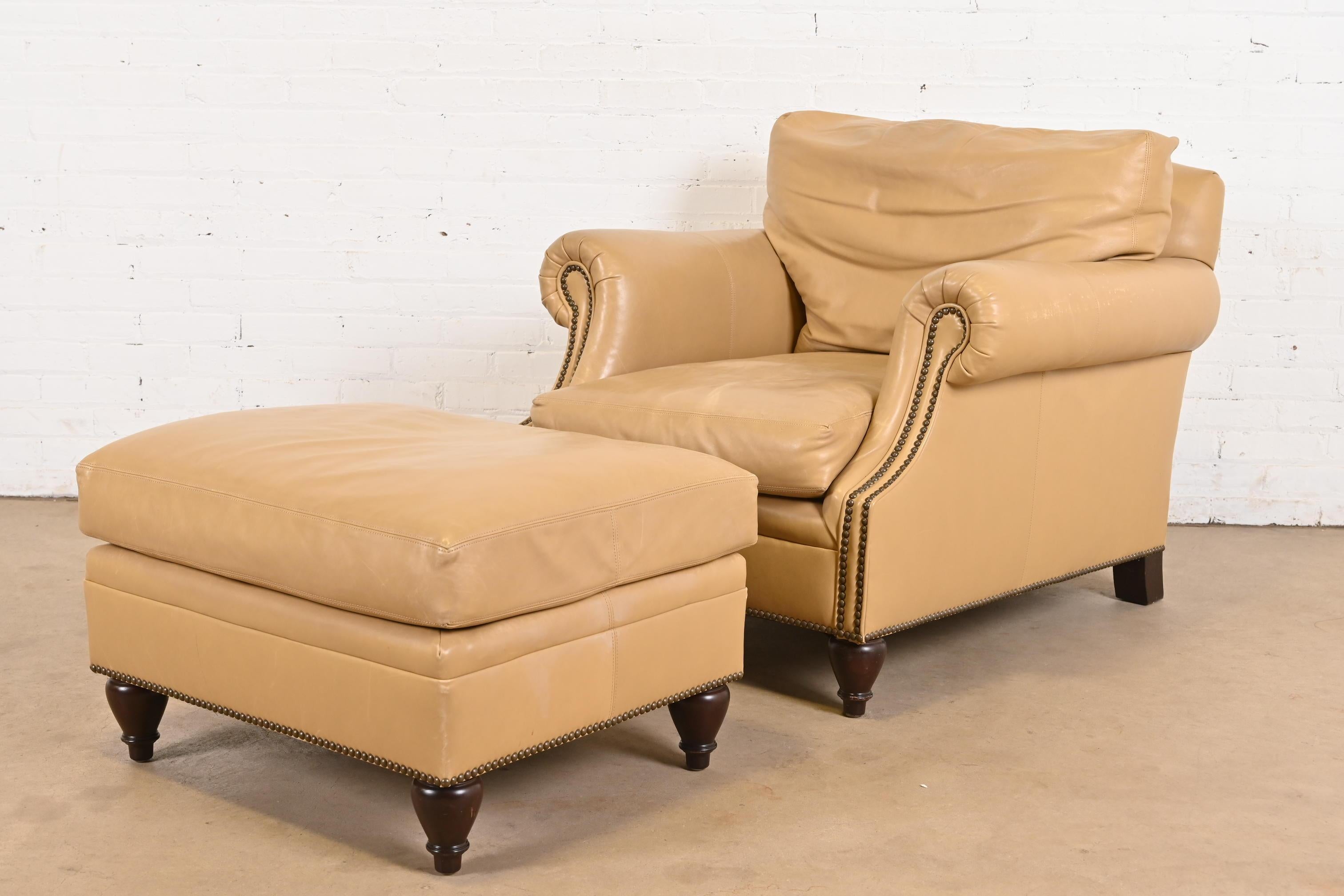Magnifique fauteuil classique en cuir clouté avec accoudoir et ottoman.

Par Ralph Lauren

USA, Circa Late 20th Century

Mesures : 
Chaise - 36 
