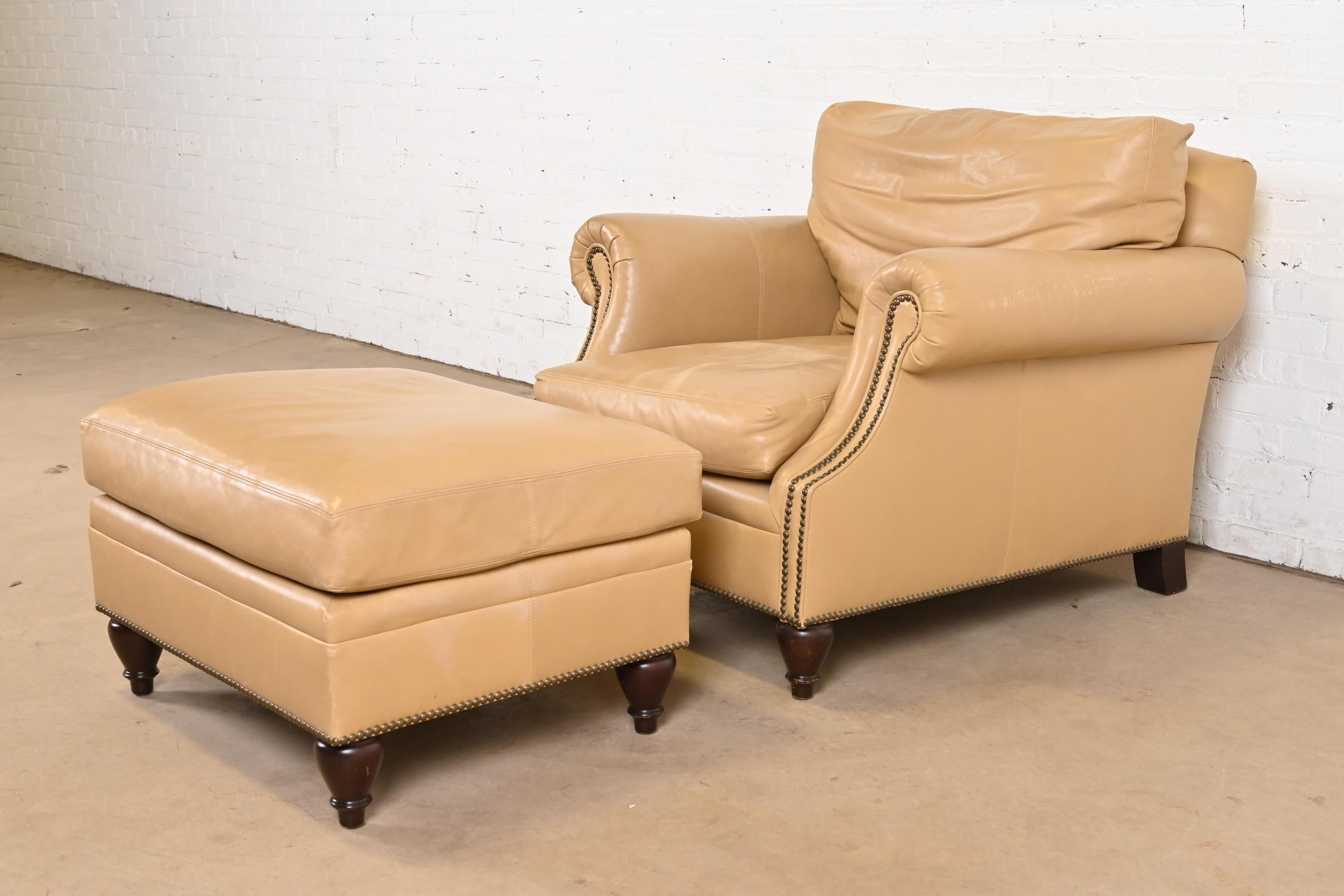 Américain Ralph Lauren Contemporary Studded Leather Lounge Chair With Ottoman (Chaise longue en cuir clouté avec ottoman) en vente