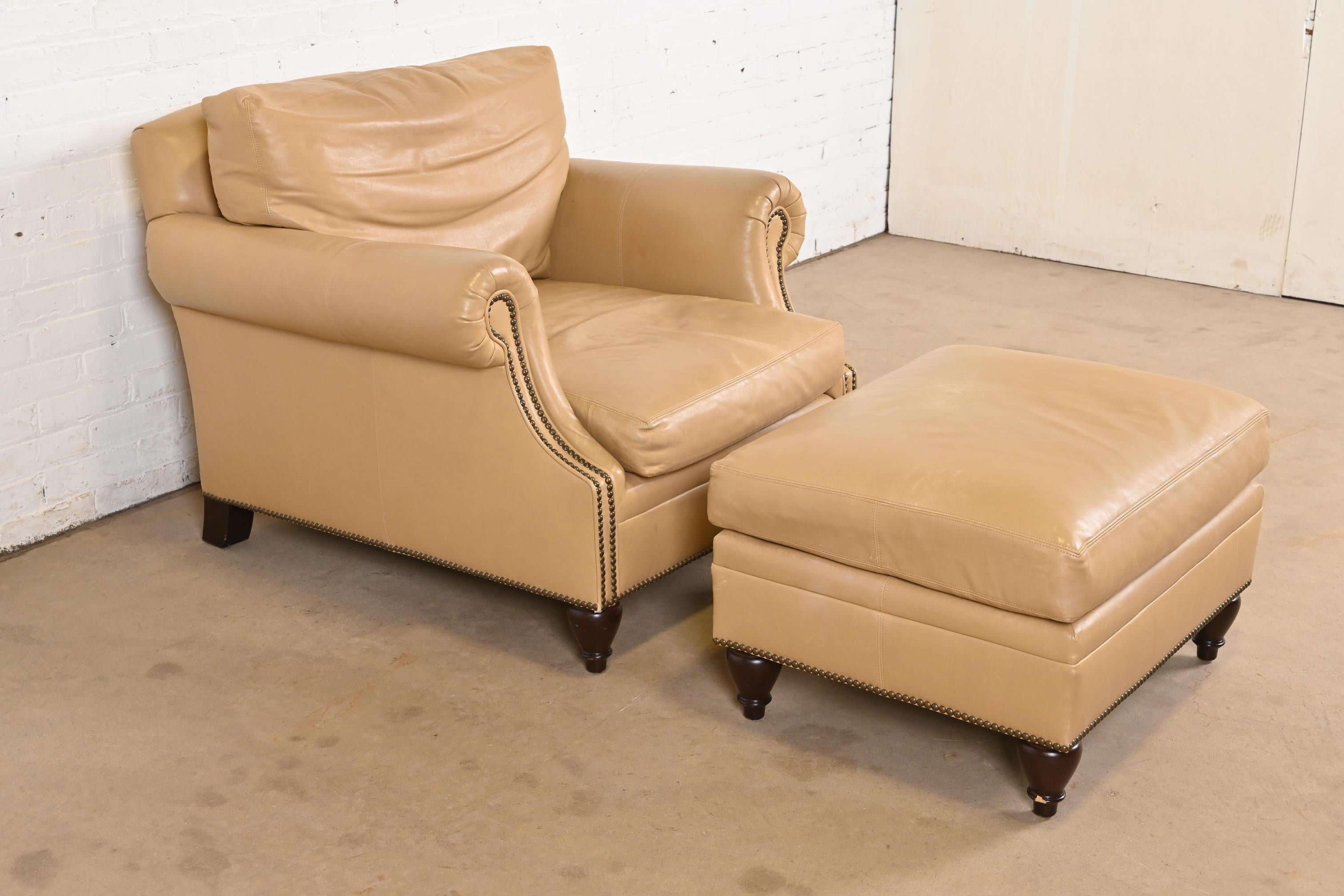 Ralph Lauren Contemporary Studded Leather Lounge Chair With Ottoman (Chaise longue en cuir clouté avec ottoman) Bon état - En vente à South Bend, IN