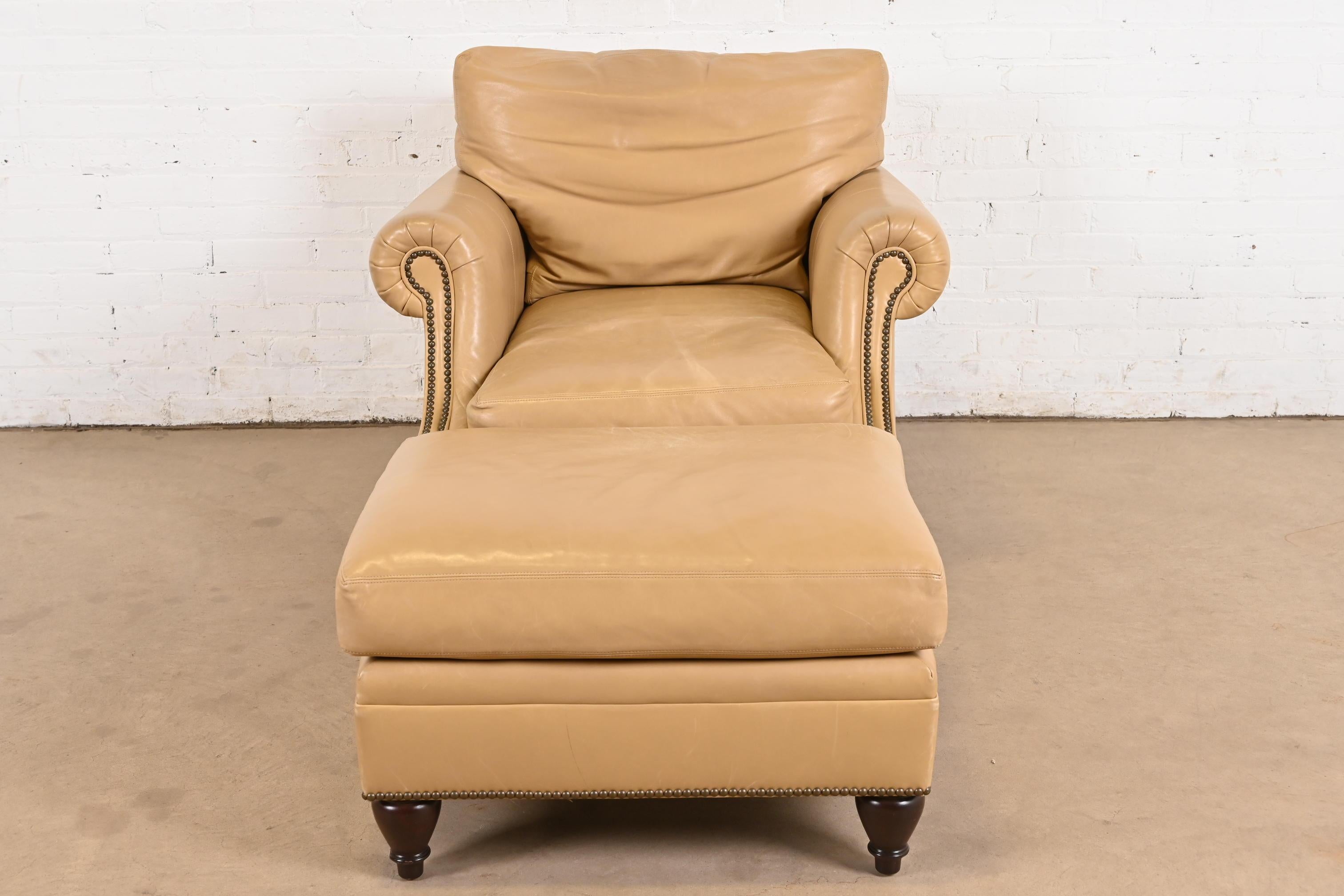 20ième siècle Ralph Lauren Contemporary Studded Leather Lounge Chair With Ottoman (Chaise longue en cuir clouté avec ottoman) en vente