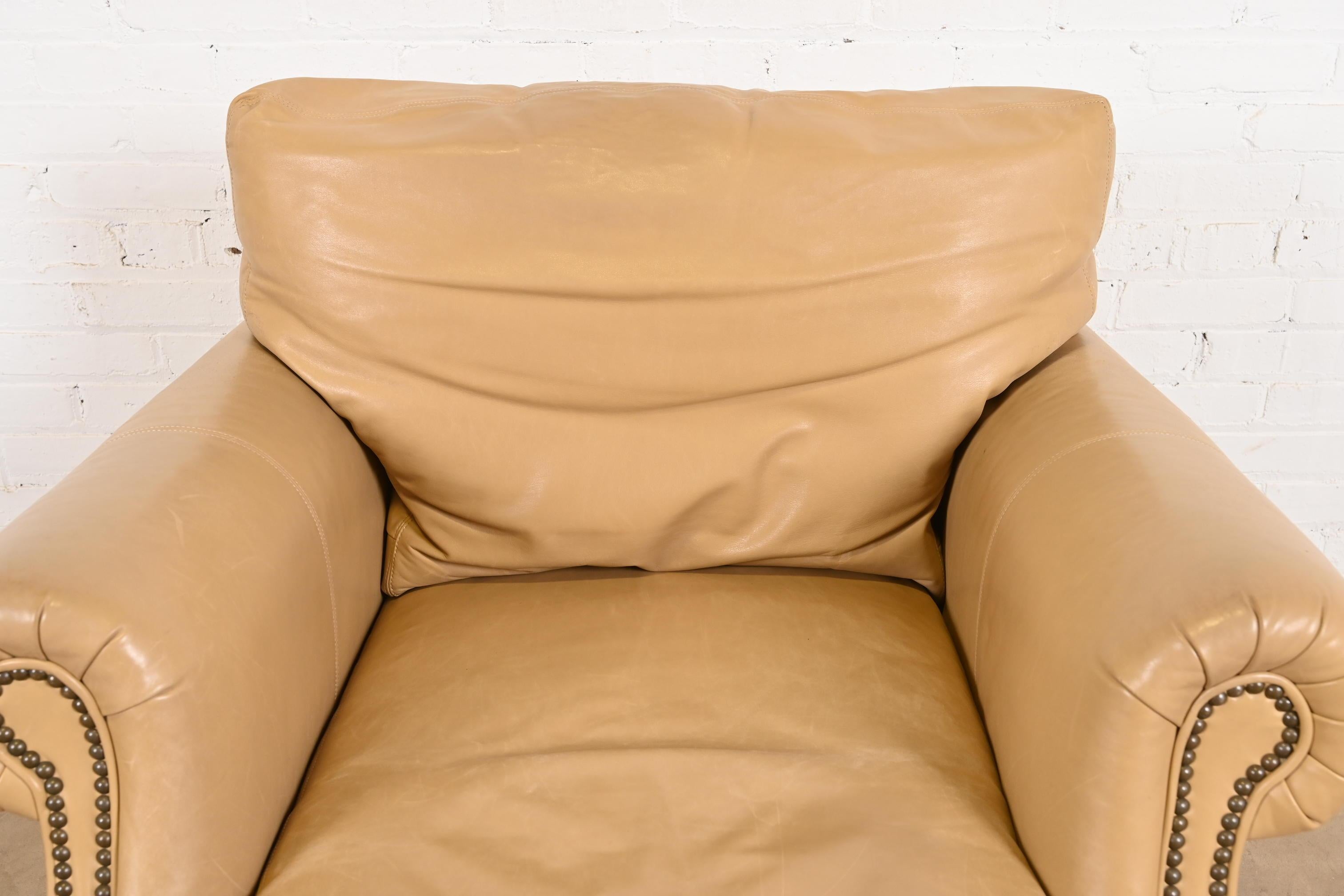 Cuir Ralph Lauren Contemporary Studded Leather Lounge Chair With Ottoman (Chaise longue en cuir clouté avec ottoman) en vente