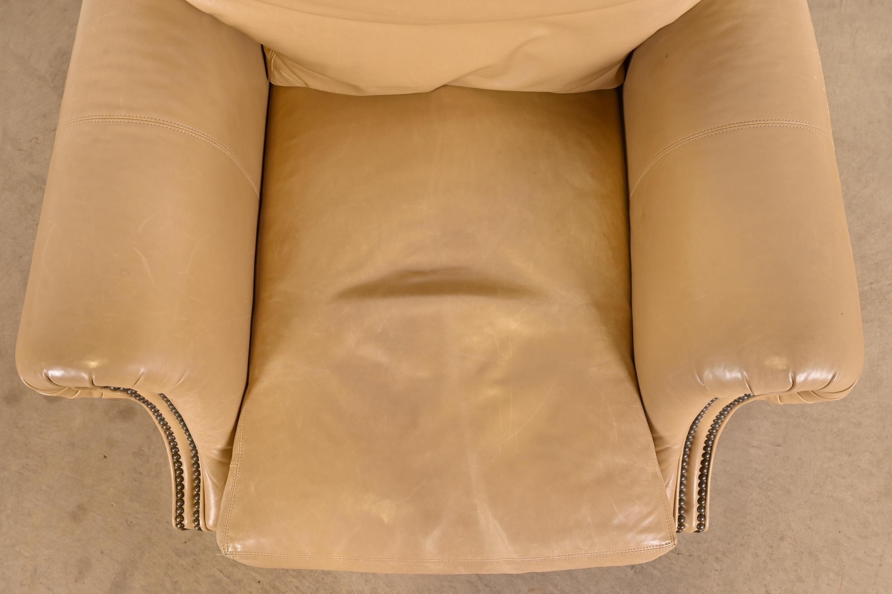 Ralph Lauren Contemporary Studded Leather Lounge Chair With Ottoman (Chaise longue en cuir clouté avec ottoman) en vente 1