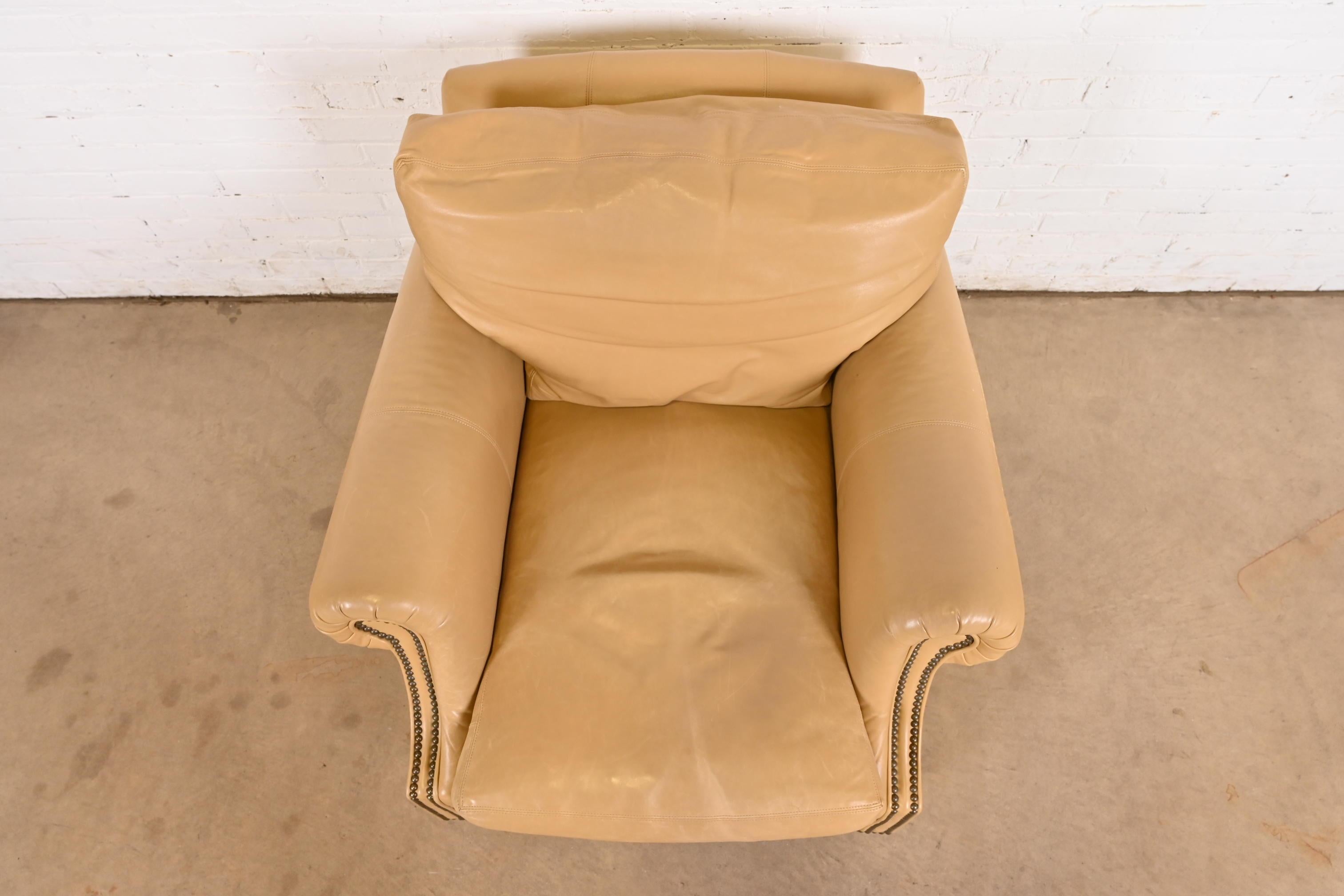 Ralph Lauren Contemporary Studded Leather Lounge Chair With Ottoman (Chaise longue en cuir clouté avec ottoman) en vente 2